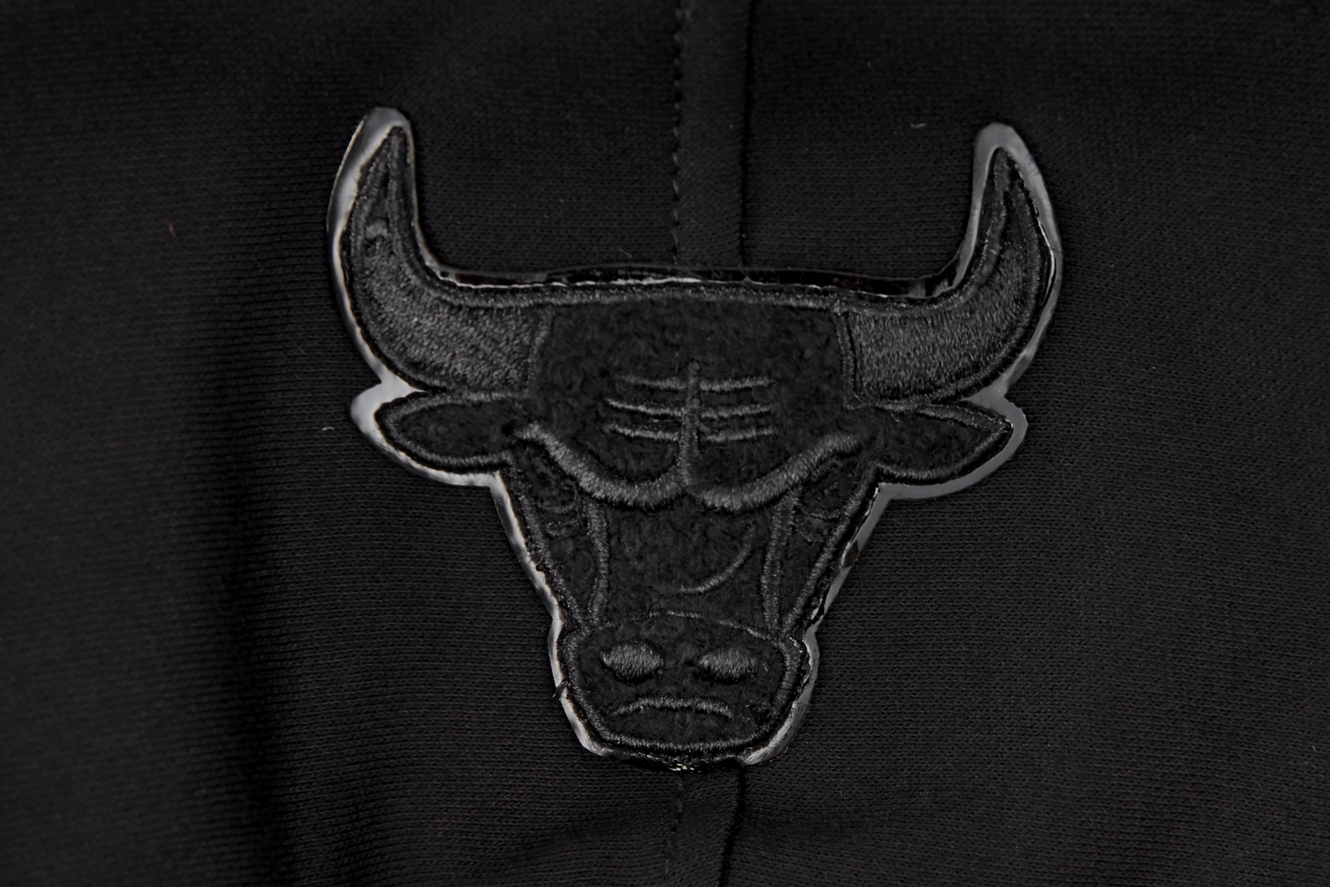 NBA CHICAGO BULLS TRIPLE BLACK LITTLE BOYS FLEECE PULLOVER HOODIE (BLACK) - Image 8