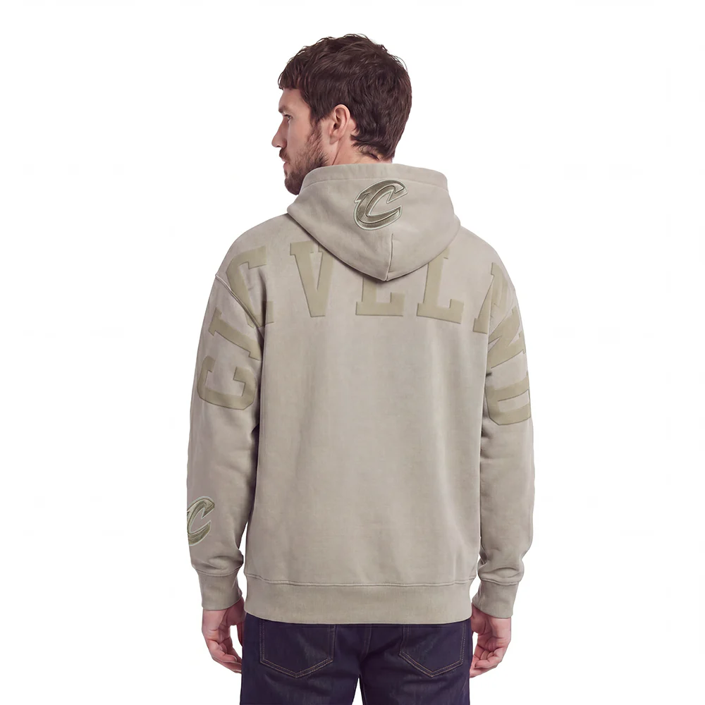 NBA CLEVELAND CAVALIERS WINGSPAN MEN'S DROP SHOULDER FLEECE PULLOVER HOODIE (TAUPE)