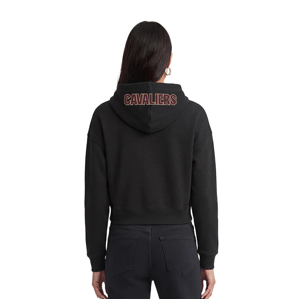 NBA CLEVELAND CAVALIERS OLD ENGLISH WOMEN'S FLC CROPPED PO HOODIE (BLACK) - Image 2