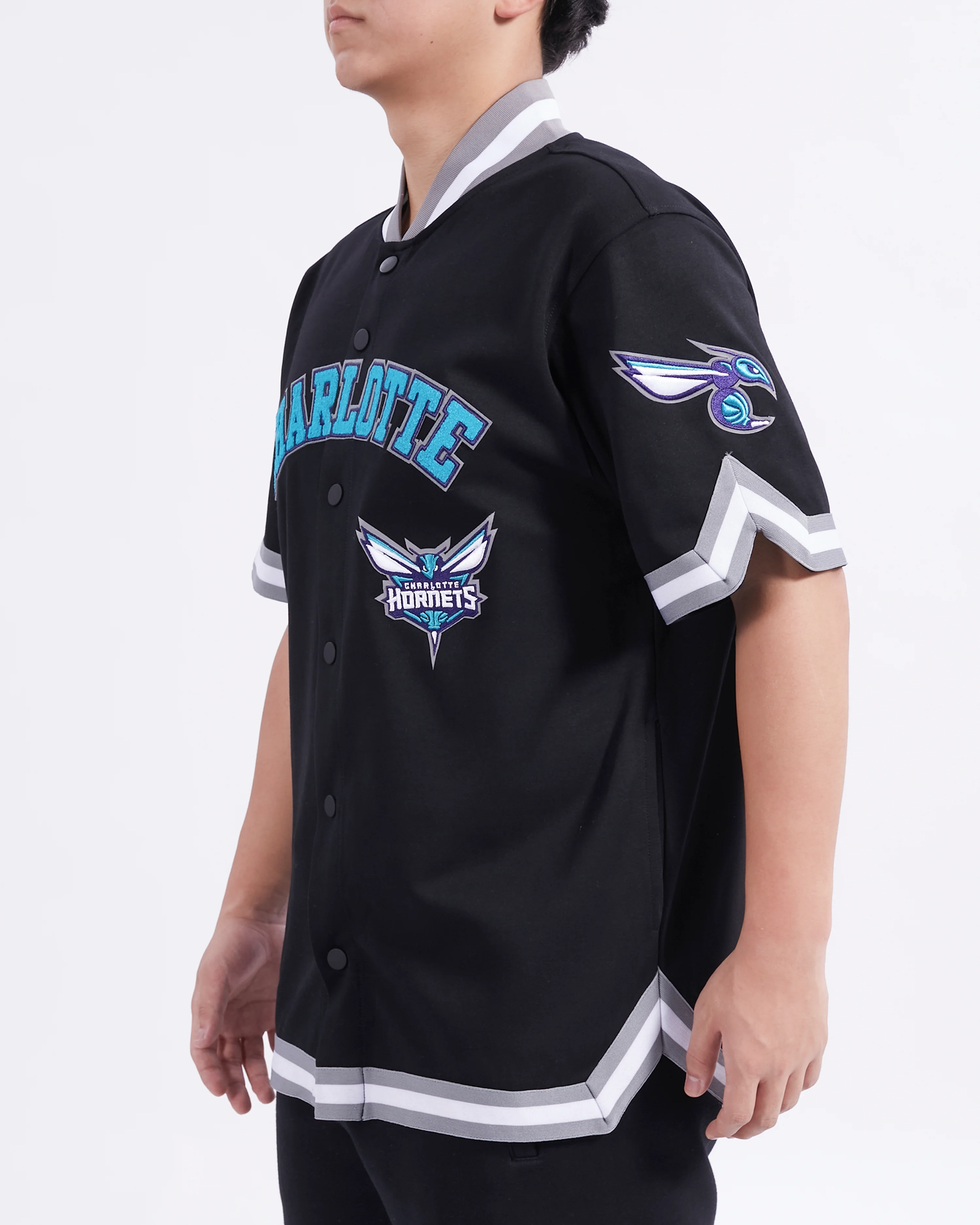 CHARLOTTE HORNETS CLASSIC MEN'S WARM UP JACKET (BLACK/GRAY) - Image 2