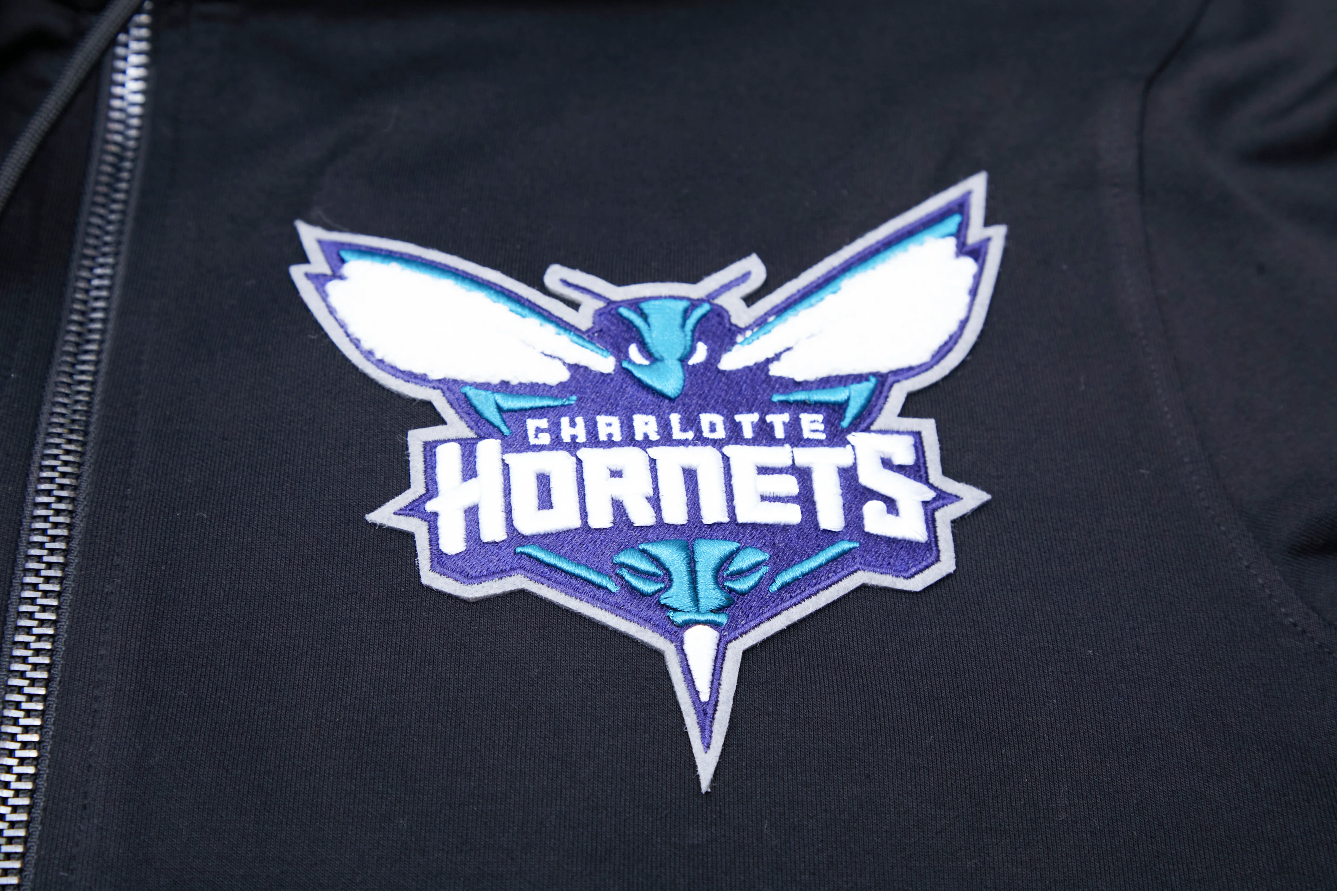 NBA CHARLOTTE HORNETS CLASSIC CHENILLE MEN'S FULL ZIP HOODIE (BLACK) - Image 6