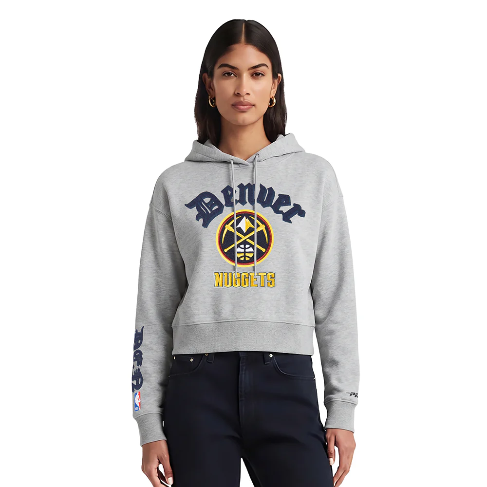 NBA DENVER NUGGETS OLD ENGLISH WOMEN'S FLC CROPPED PO HOODIE (HEATHER GREY)
