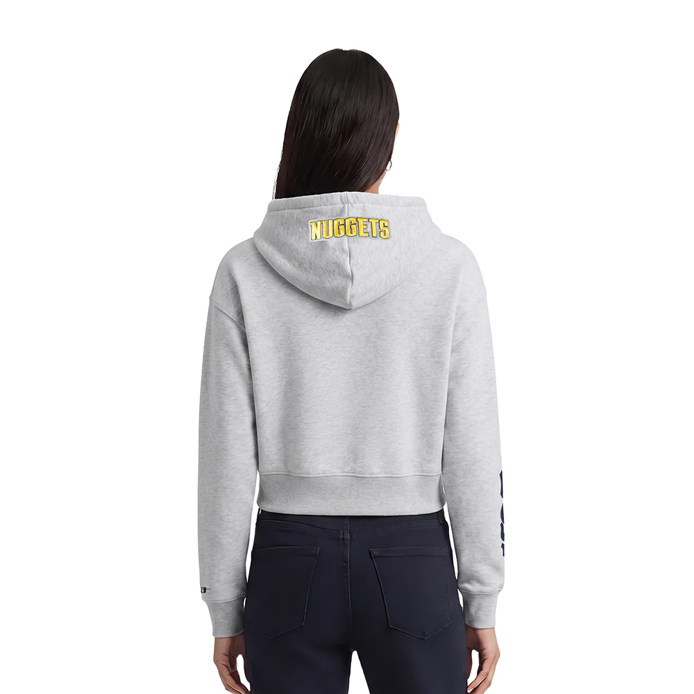 NBA DENVER NUGGETS OLD ENGLISH WOMEN'S FLC CROPPED PO HOODIE (HEATHER GREY) - Image 2