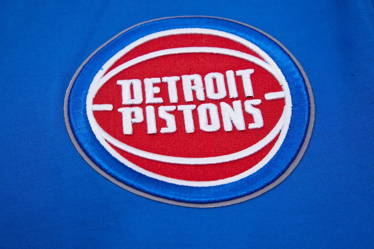 NBA DETROIT PISTONS CLASSIC CHENILLE MEN'S PULLOVER HOODIE (ROYAL BLUE) - Image 6