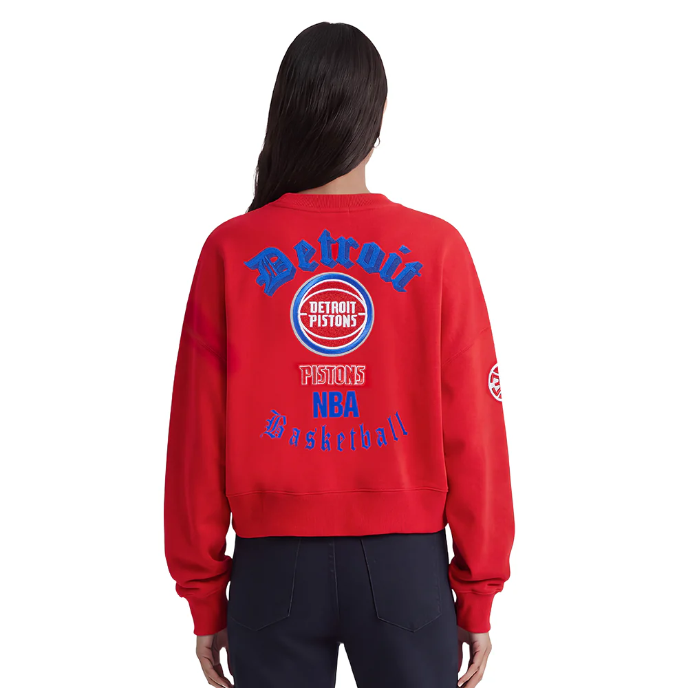 NBA DETROIT PISTONS OLD ENGLISH WOMEN'S FLC CREWNECK (RED) - Image 2