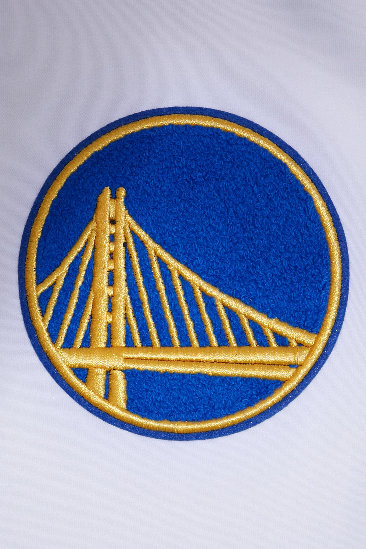 NBA GOLDEN STATE WARRIORS CLASSIC CHENILLE MEN'S PULLOVER HOODIE (WHITE) - Image 5