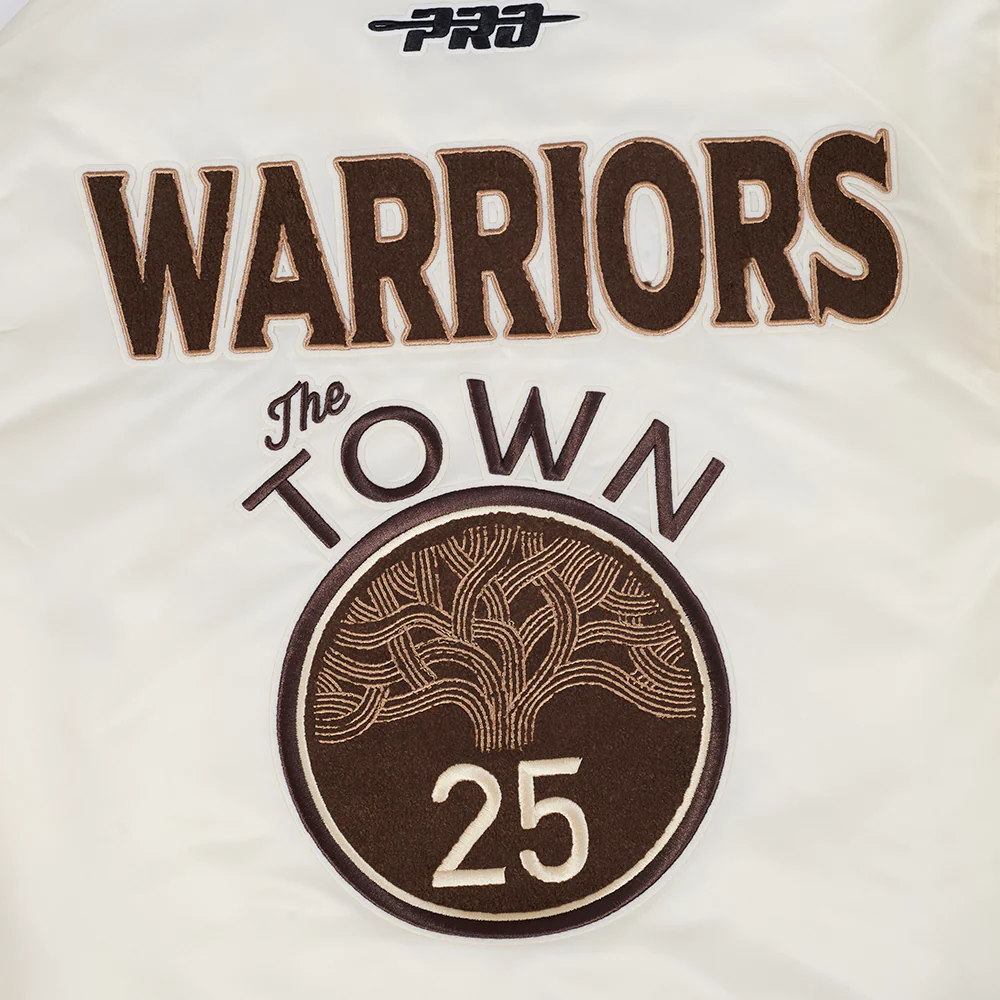 NBA GOLDEN STATE WARRIORS CITY EDITION 25-26 MEN'S RIB SATIN JACKET (EGGSHELL/ BROWN) - Image 11
