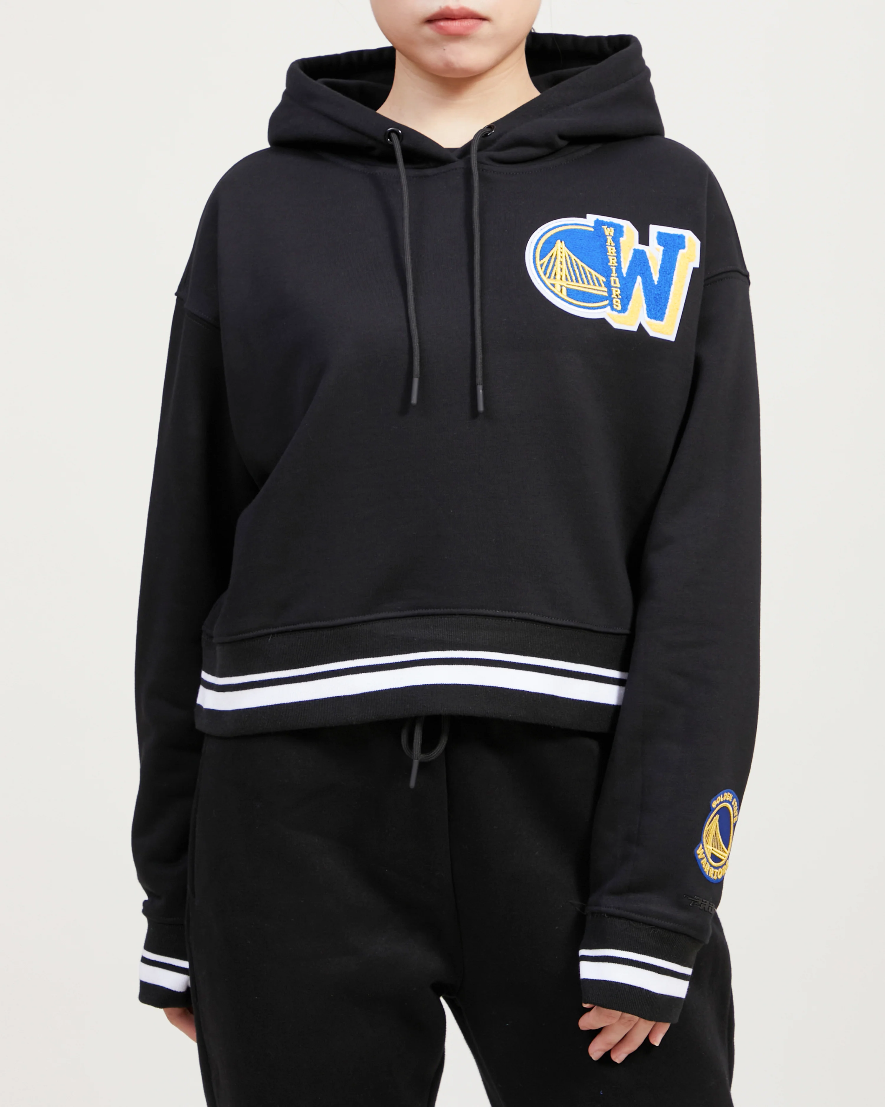 NBA GOLDEN STATE WARRIORS MASHUP WOMEN'S RIB CROPPED PULLOVER HOODIE (BLACK) - Image 10