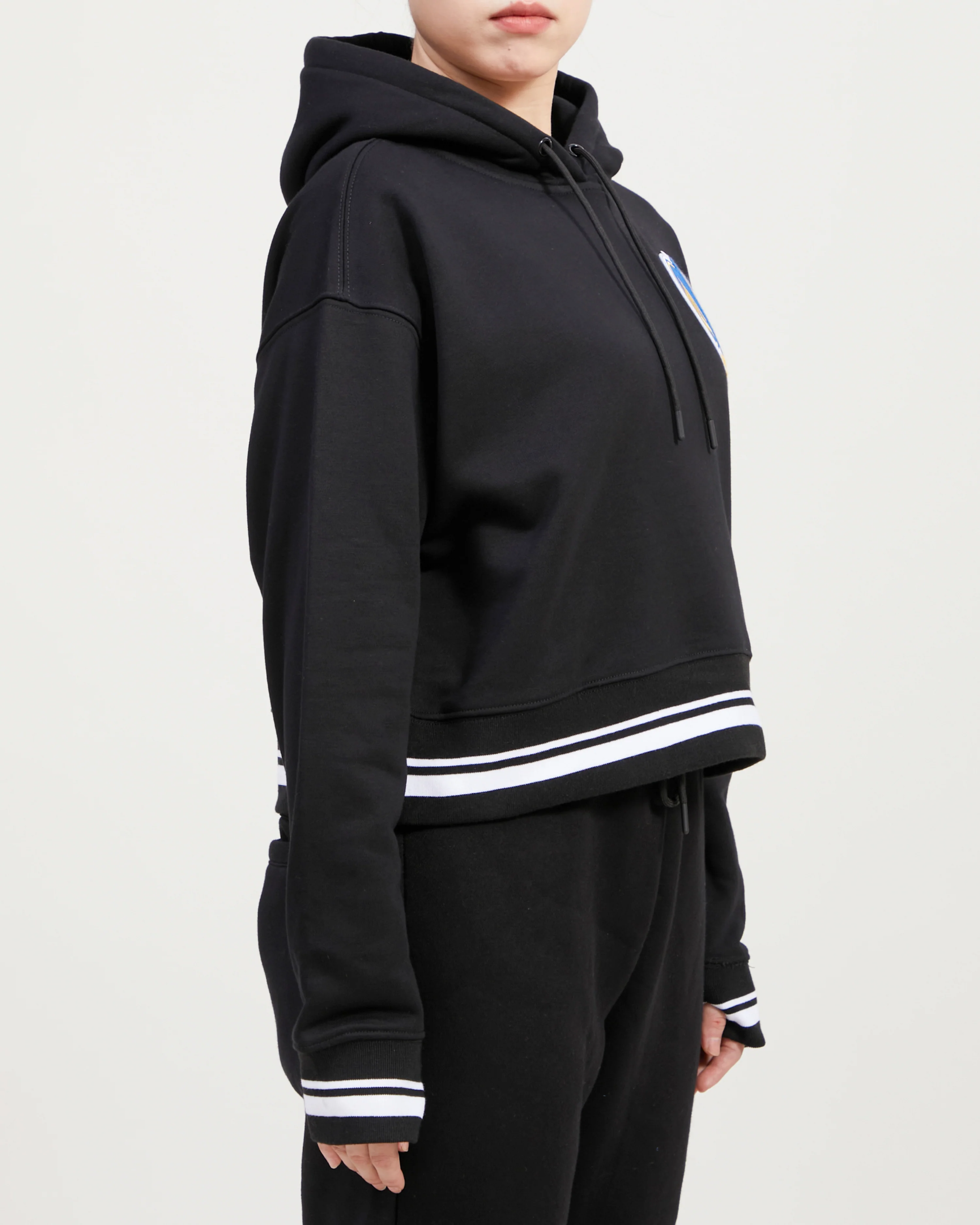 NBA GOLDEN STATE WARRIORS MASHUP WOMEN'S RIB CROPPED PULLOVER HOODIE (BLACK) - Image 11