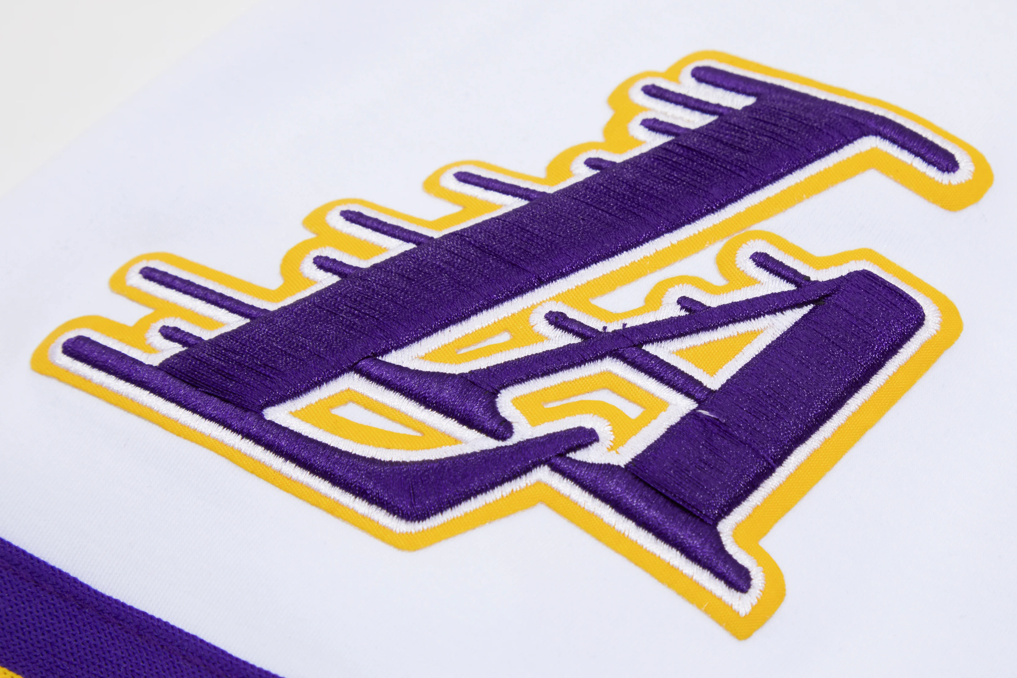 NBA LOS ANGELES LAKERS CLASSIC CHENILLE MEN'S TEE (WHITE) - Image 10
