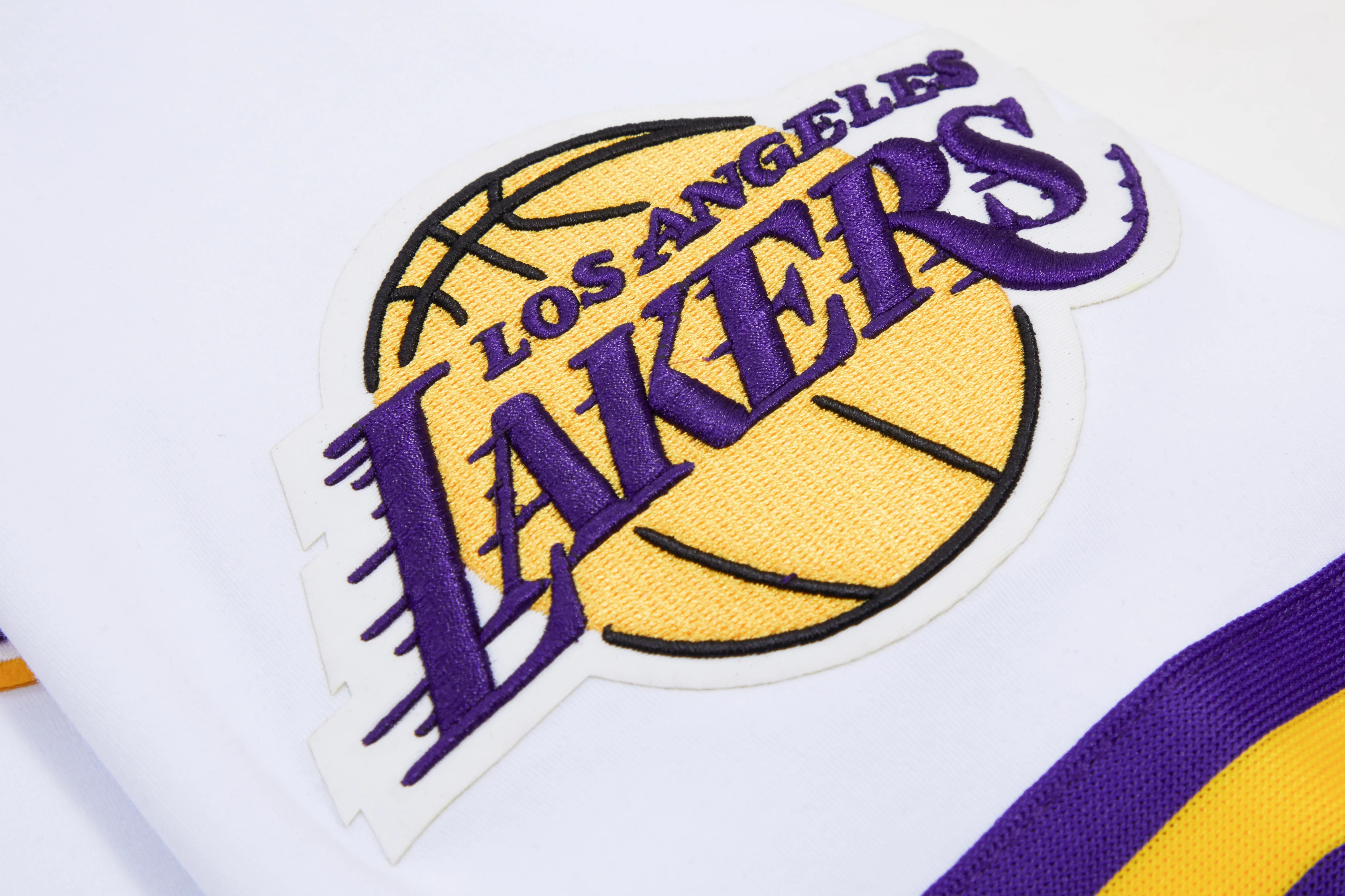 NBA LOS ANGELES LAKERS CLASSIC CHENILLE MEN'S TEE (WHITE) - Image 9