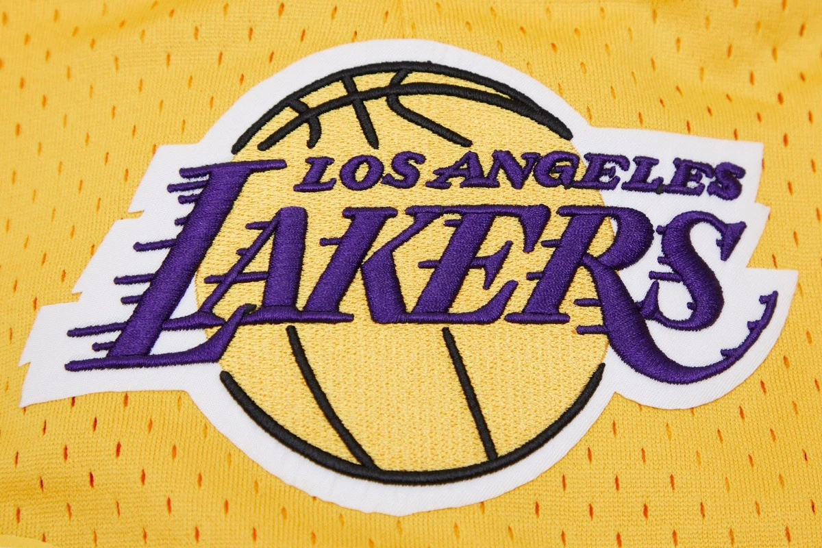NBA LOS ANGELES LAKERS LOGO MEN'S MESH SHORT (YELLOW) - Image 9
