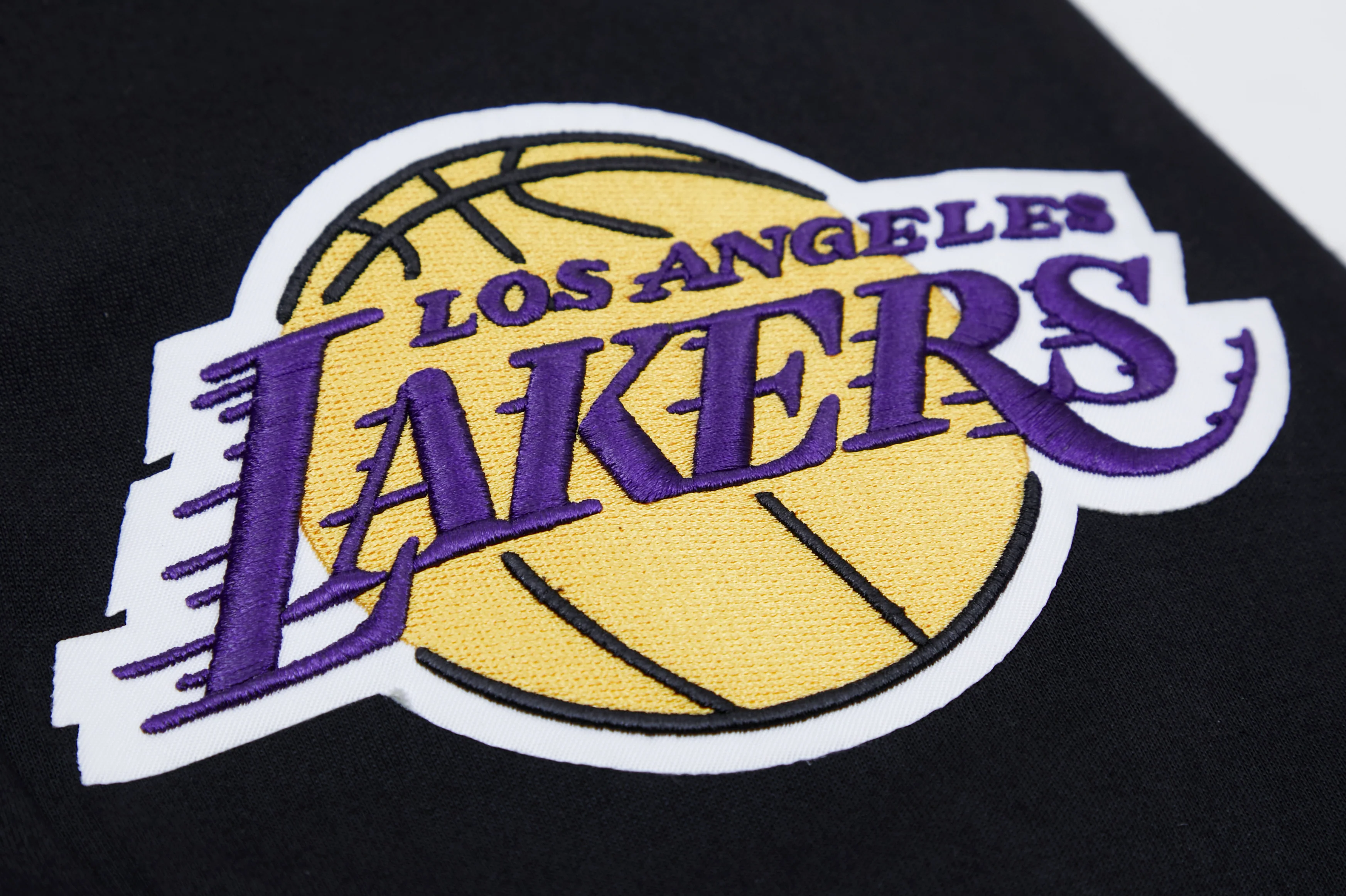 NBA LOS ANGELES LAKERS CLASSIC CHENILLE MEN'S PULLOVER HOODIE (BLACK) - Image 13