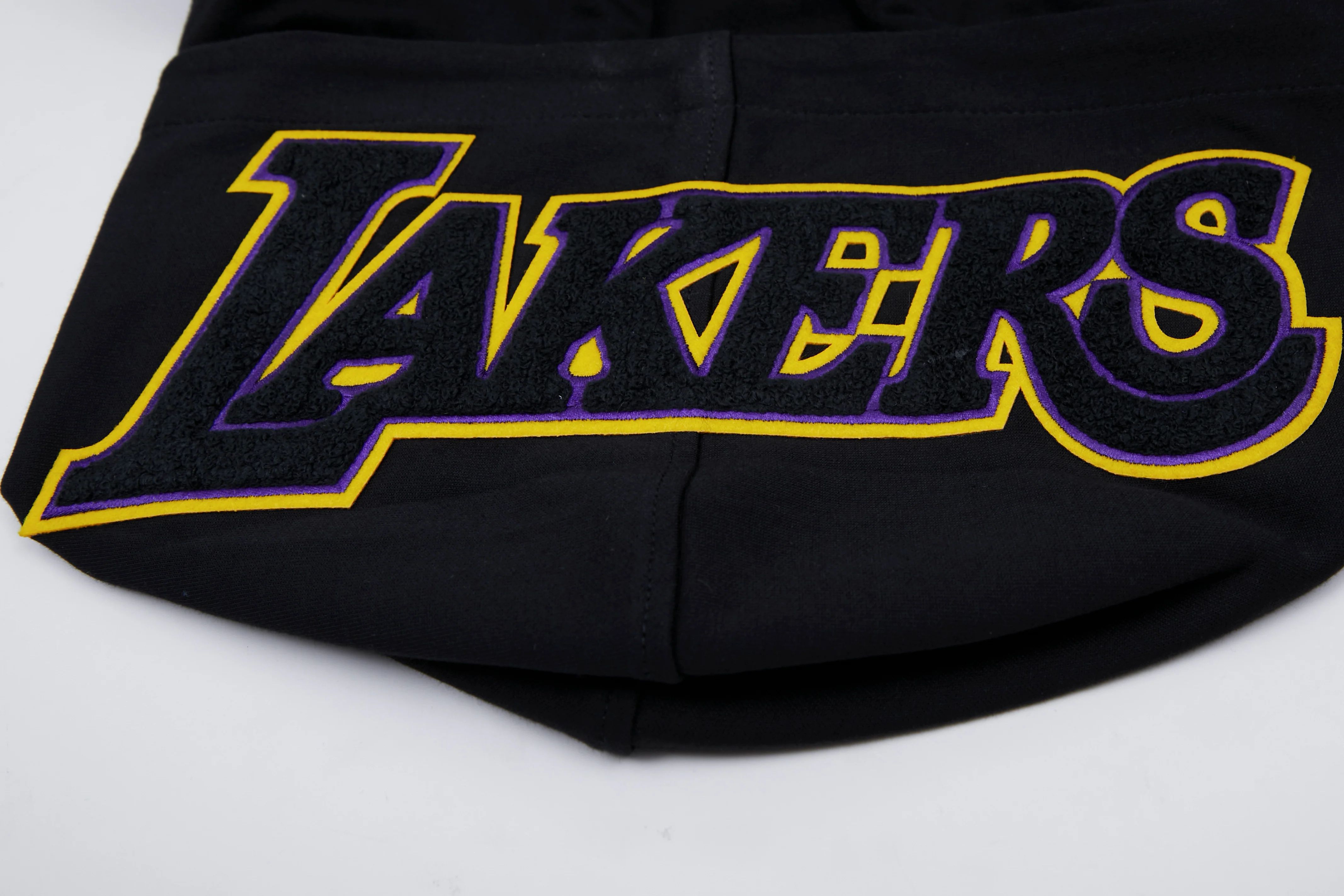 NBA LOS ANGELES LAKERS CLASSIC CHENILLE MEN'S PULLOVER HOODIE (BLACK) - Image 14