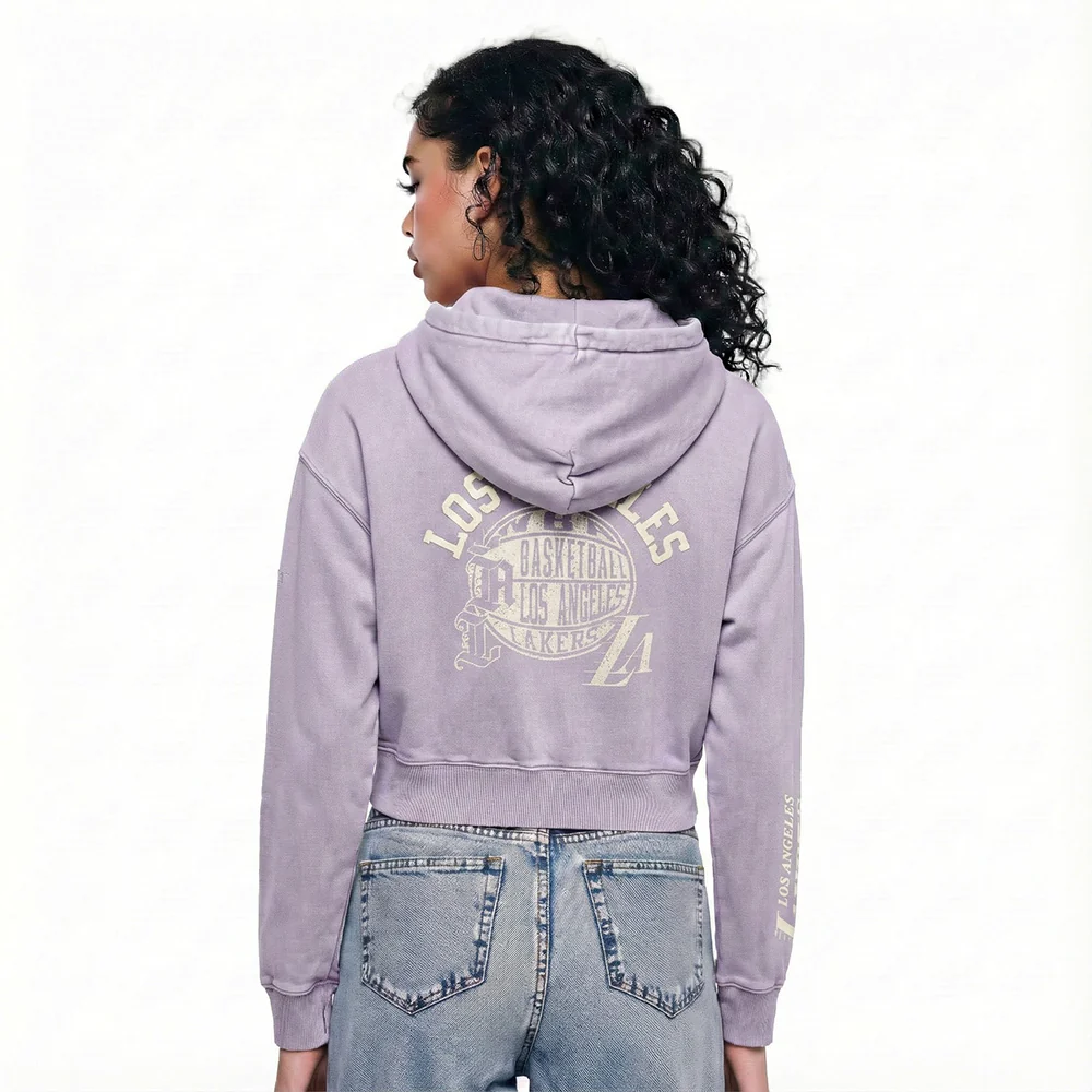 NBA LOS ANGELES LAKERS STREET TEAM WOMEN'S ENZYME WASH FT CROPPED PO HOODIE (WASHED LILAC GRAY) - Image 2