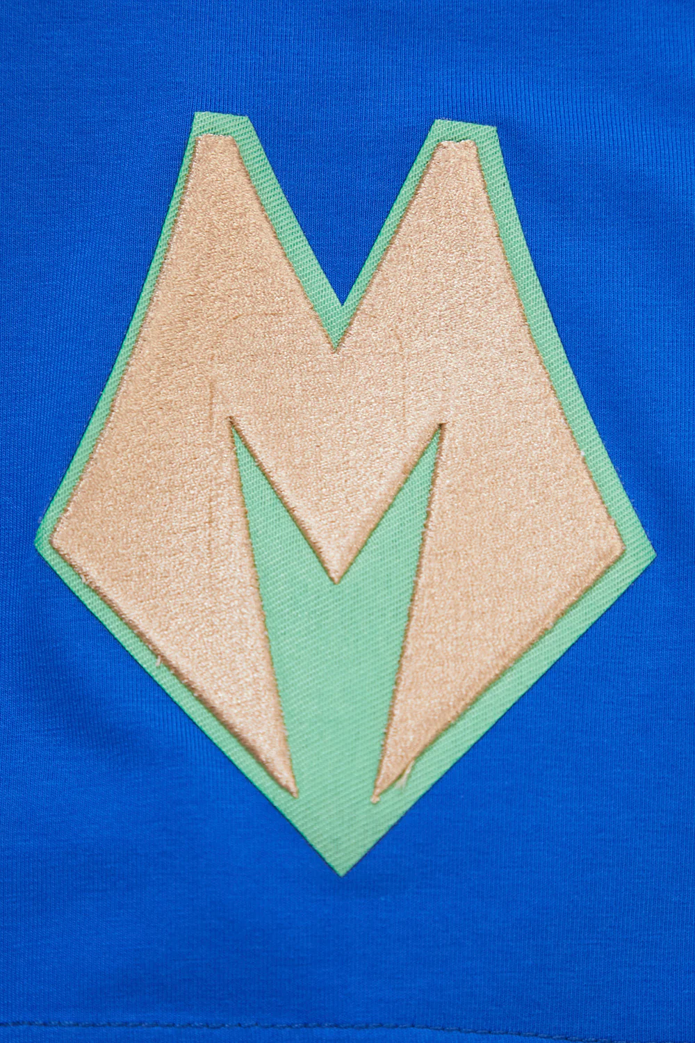 NBA MILWAUKEE BUCKS MEN'S CHEST DEER DISTRICT TEE (ROYAL BLUE) - Image 6