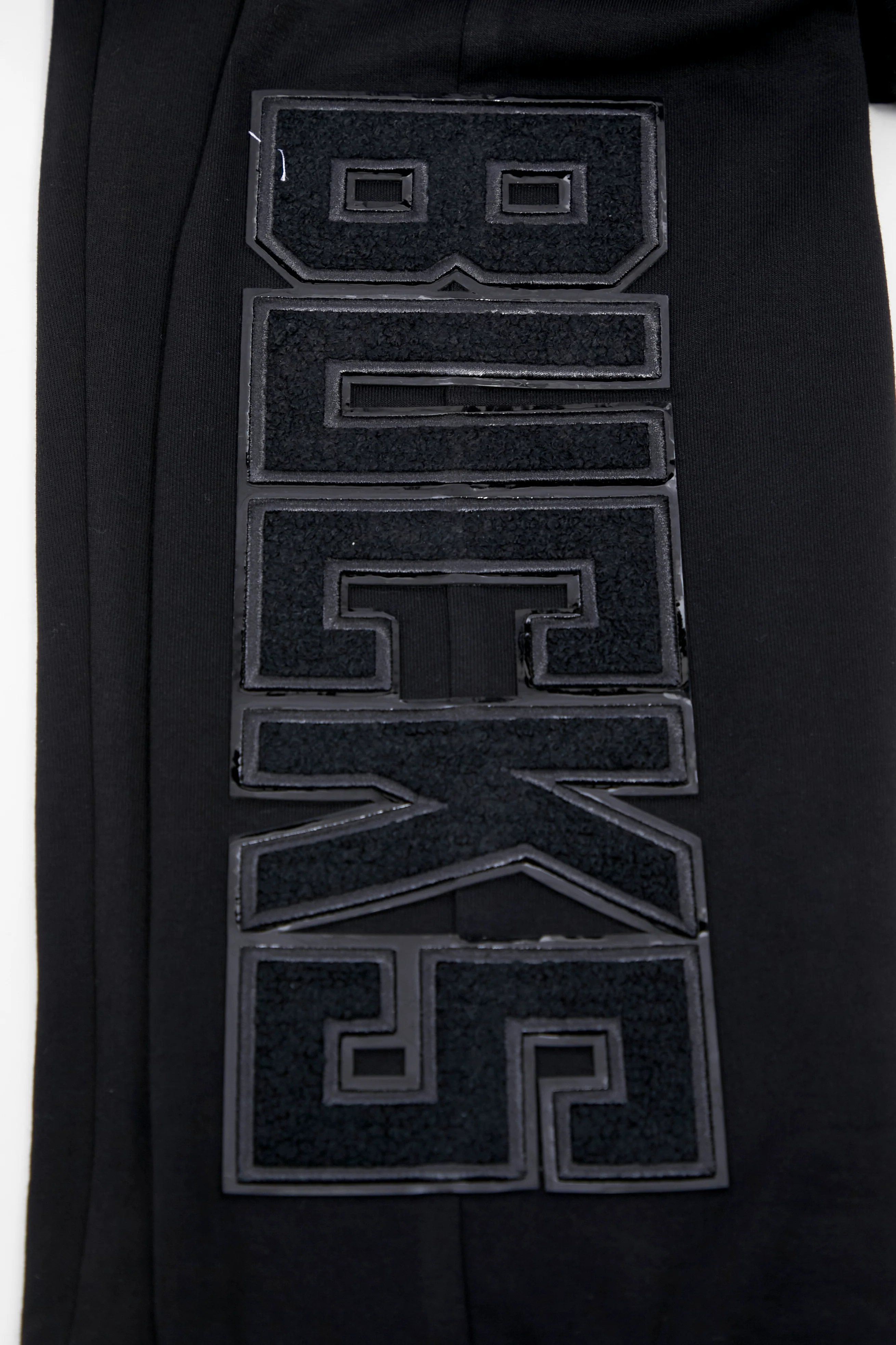 NBA MILWAUKEE BUCKS TRIPLE BLACK LOGO MEN'S JOGGER (BLACK) - Image 12