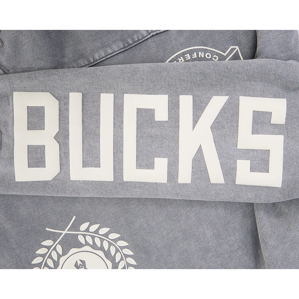 NBA MILWAUKEE BUCKS STREET TEAM MEN'S ENZYME WASH DS FT PO HOODIE (WASHED GREY) - Image 10