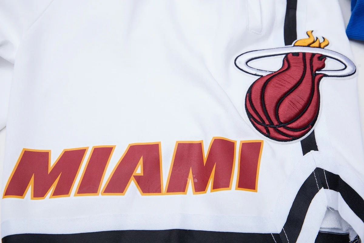 NBA MIAMI HEAT CLASSIC CHENILLE MEN'S SHORT (WHITE) - Image 6