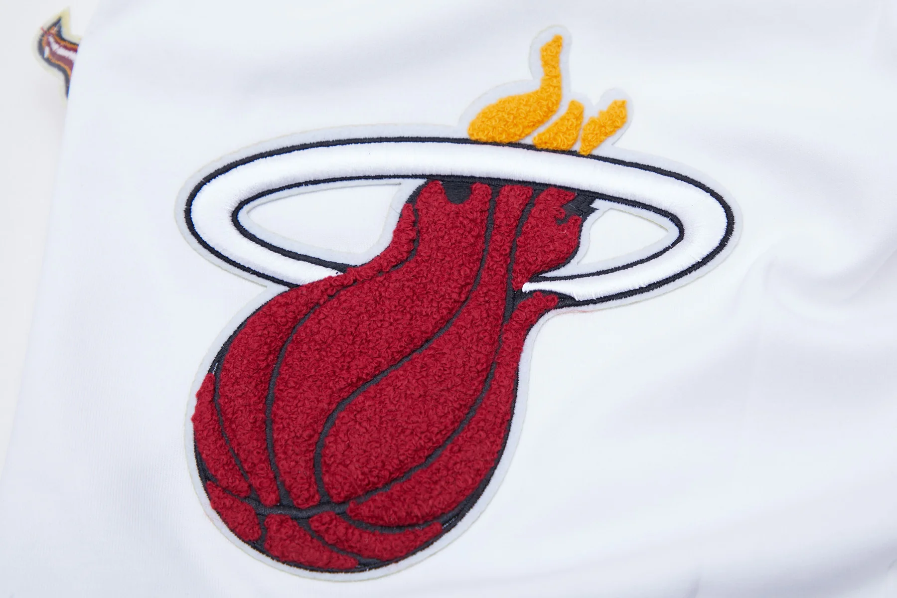 NBA MIAMI HEAT CLASSIC CHENILLE MEN'S SHORT (WHITE) - Image 7