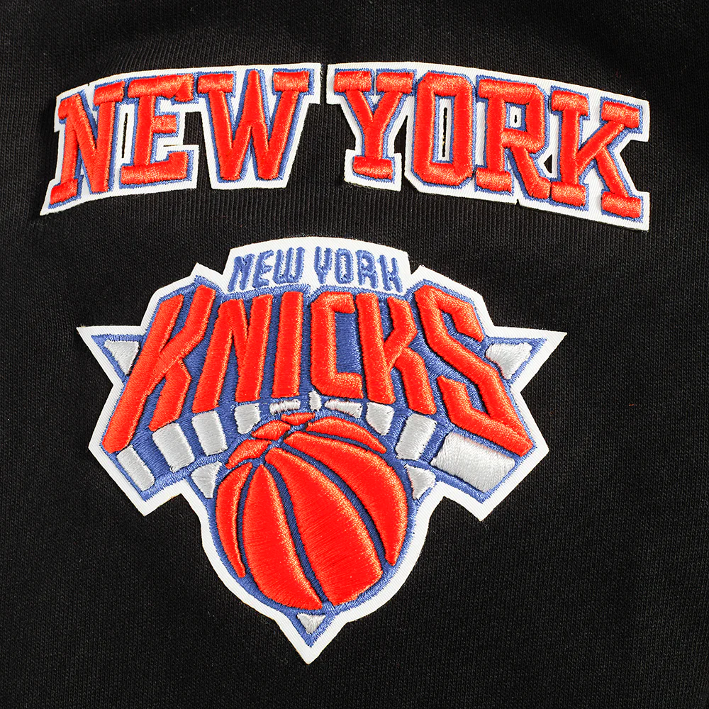 NBA NEW YORK KNICKS OLD ENGLISH MEN'S CREWNECK (BLACK) - Image 7