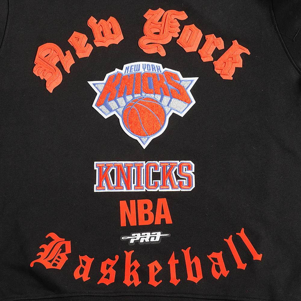 NBA NEW YORK KNICKS OLD ENGLISH MEN'S CREWNECK (BLACK) - Image 8