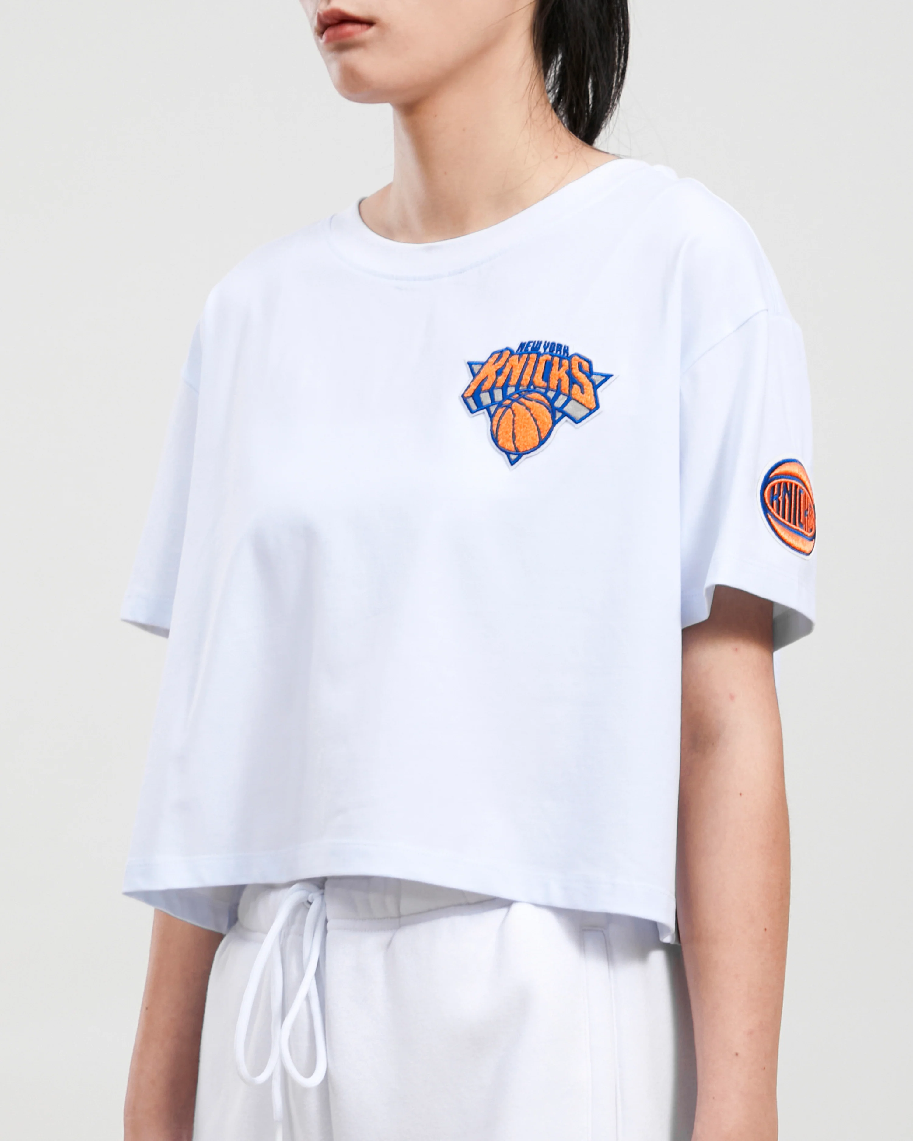 NBA NEW YORK KNICKS CLASSIC WOMEN'S BOXY TEE (WHITE) - Image 10