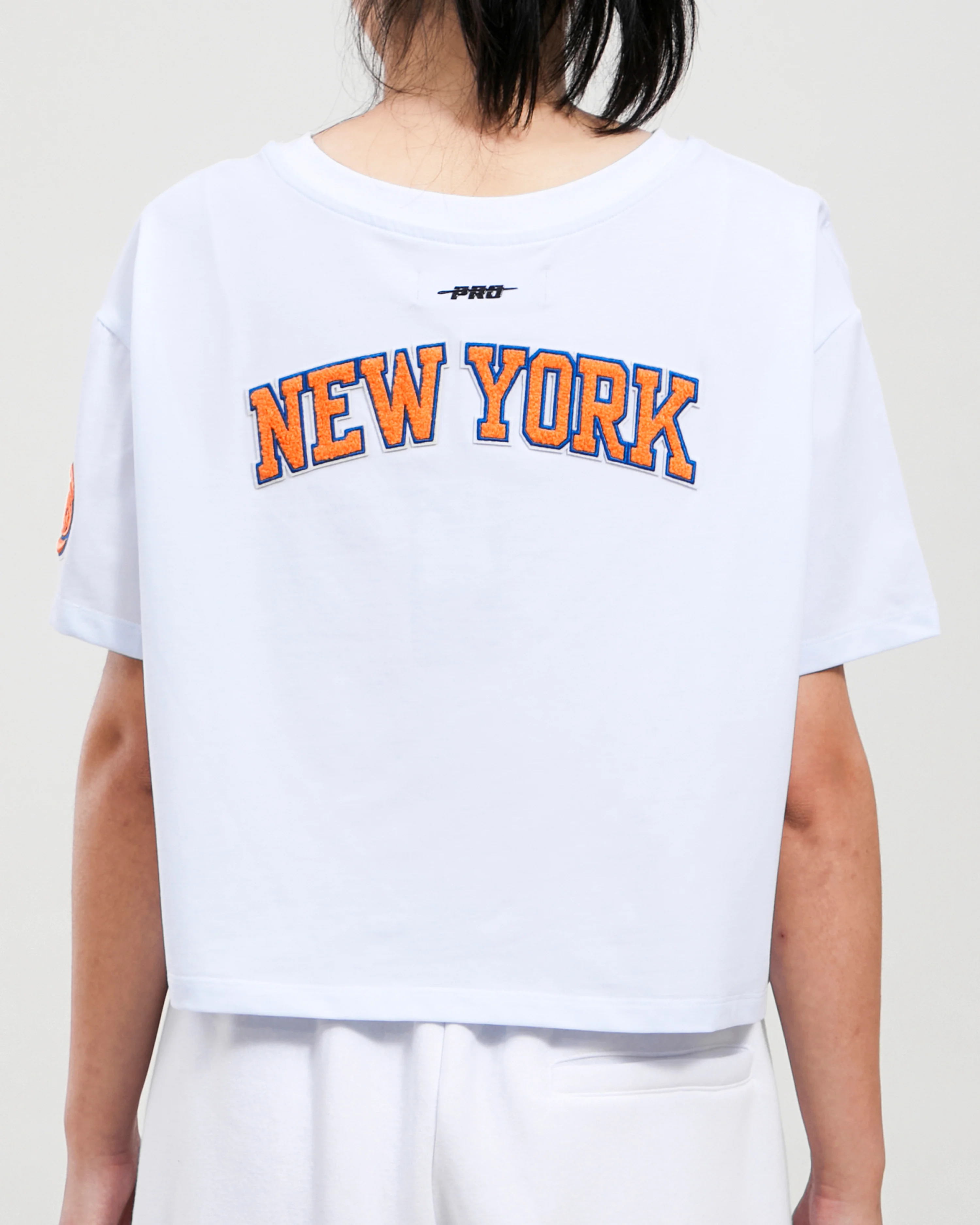 NBA NEW YORK KNICKS CLASSIC WOMEN'S BOXY TEE (WHITE) - Image 11
