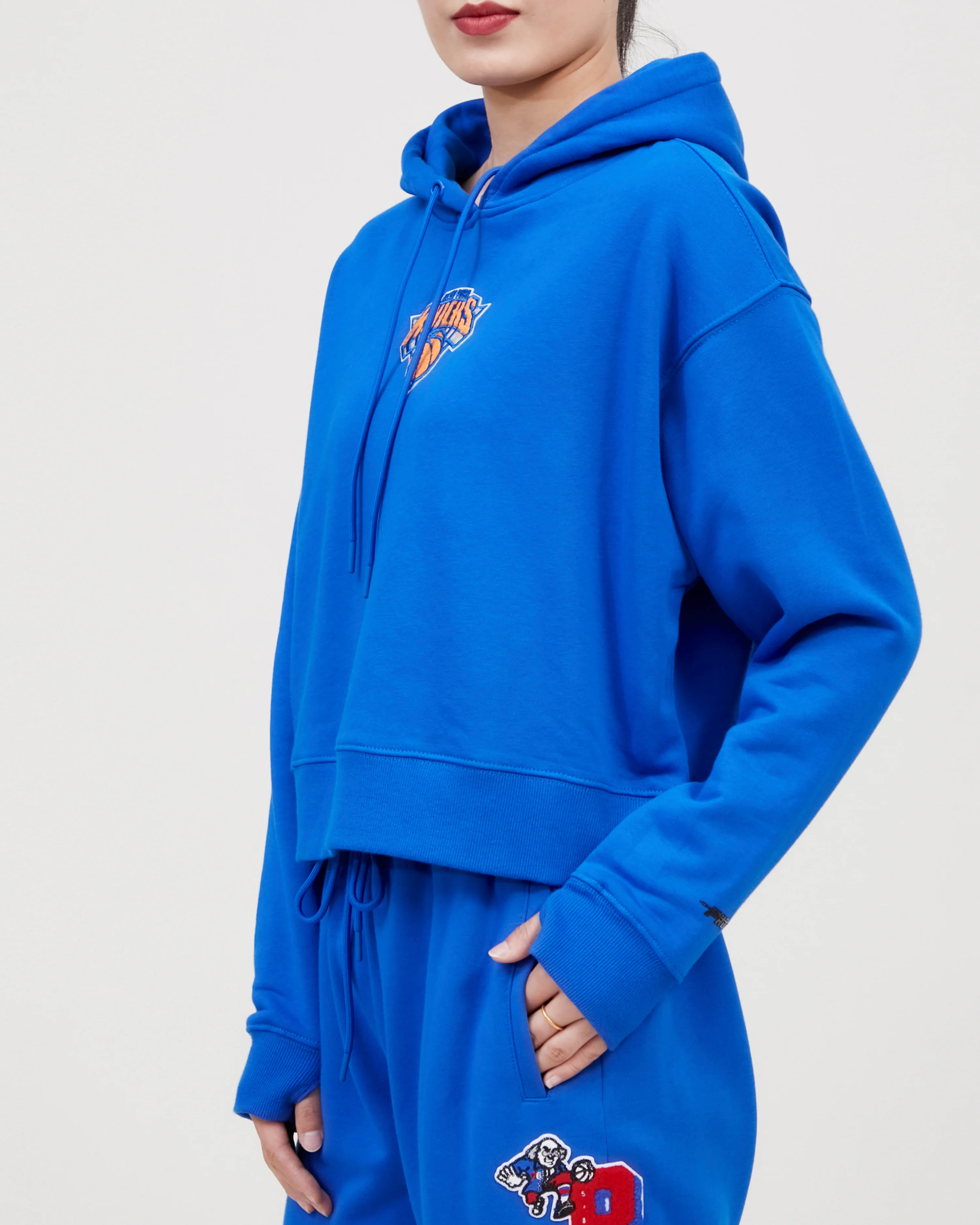 NBA NEW YORK KNICKS CLASSIC WOMEN'S CROPPED PULLOVER HOODIE (ROYAL BLUE) - Image 11