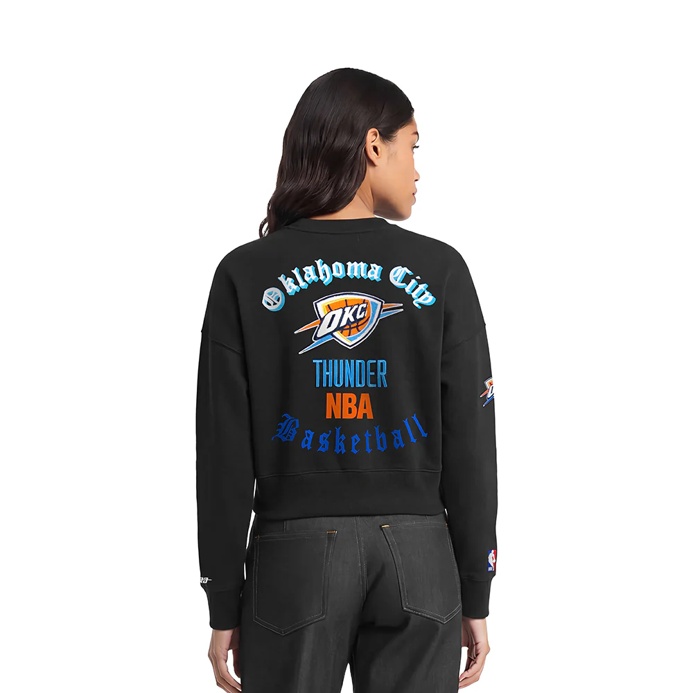 NBA OKLAHOMA CITY THUNDER OLD ENGLISH WOMEN'S FLC CREWNECK (BLACK) - Image 2