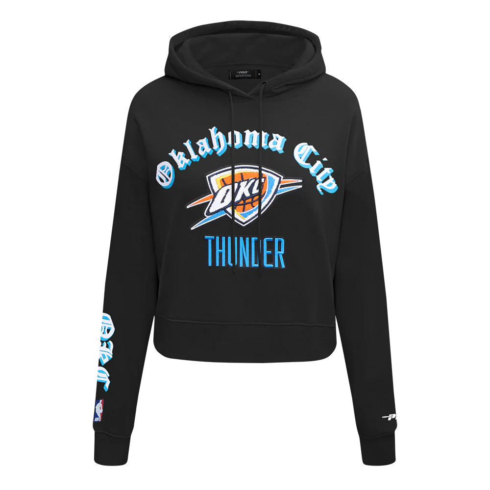 NBA OKLAHOMA CITY THUNDER OLD ENGLISH WOMEN'S FLC CROPPED PO HOODIE (BLACK)