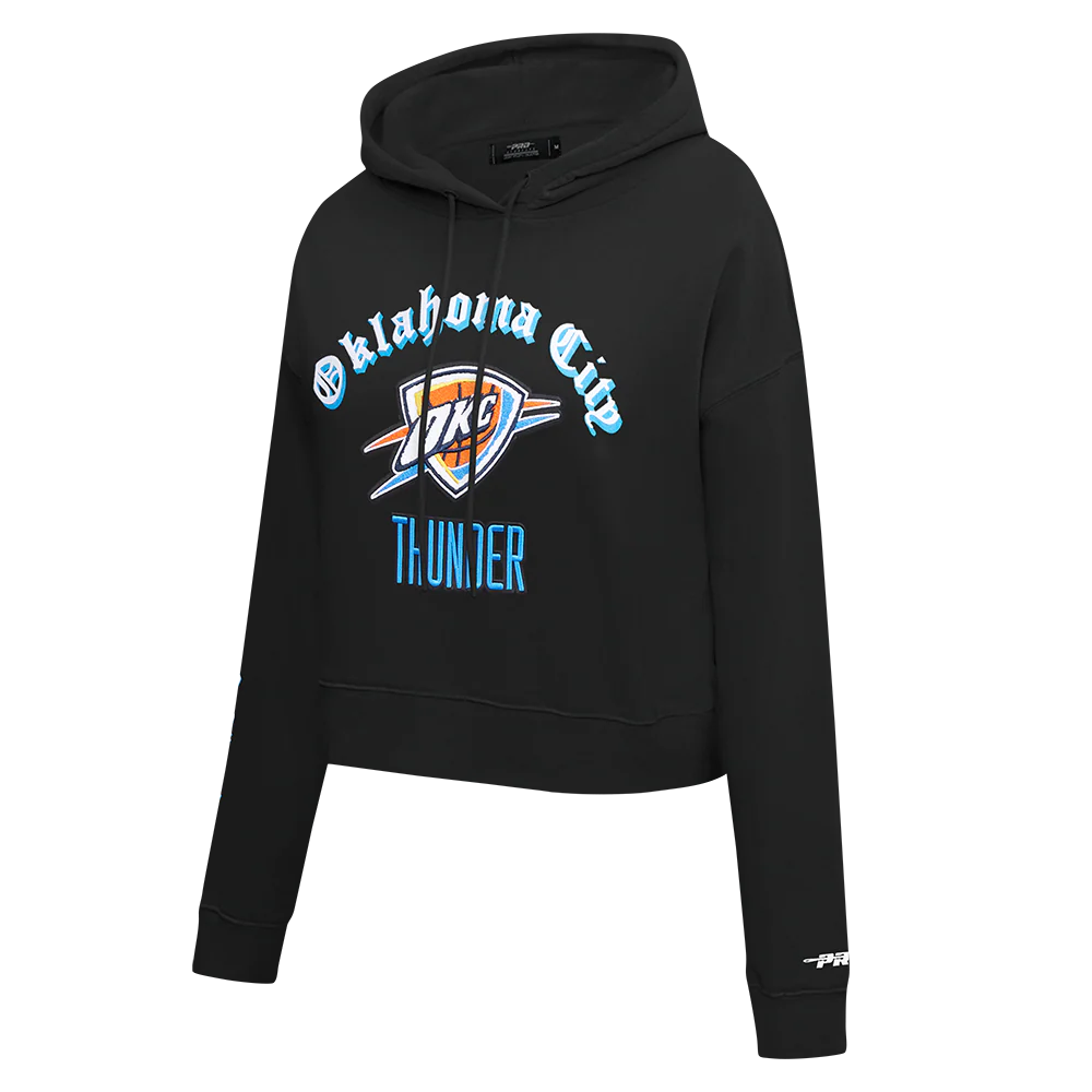 NBA OKLAHOMA CITY THUNDER OLD ENGLISH WOMEN'S FLC CROPPED PO HOODIE (BLACK) - Image 2
