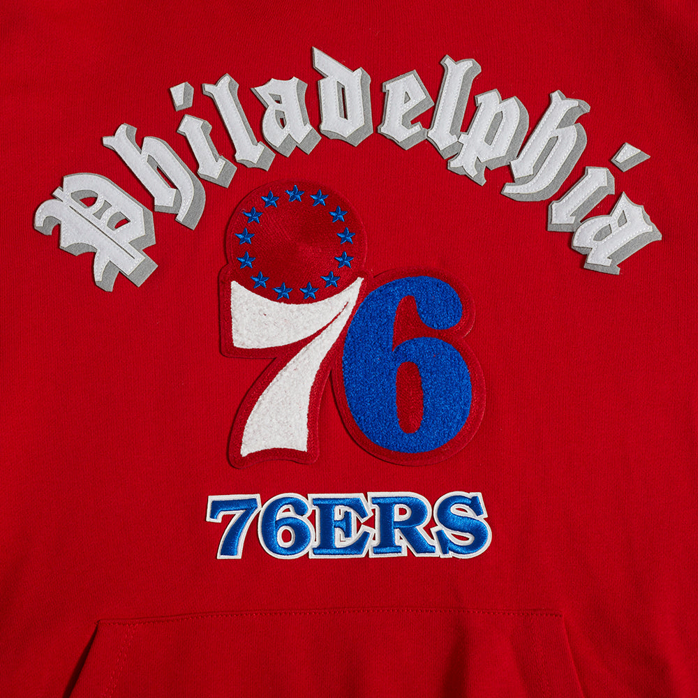 NBA PHILADELPHIA 76ERS OLD ENGLISH MEN'S PULLOVER HOODIE (RED) - Image 5