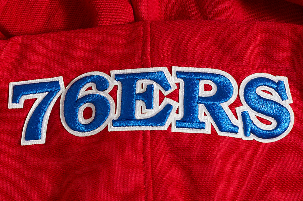 NBA PHILADELPHIA 76ERS OLD ENGLISH MEN'S PULLOVER HOODIE (RED) - Image 8