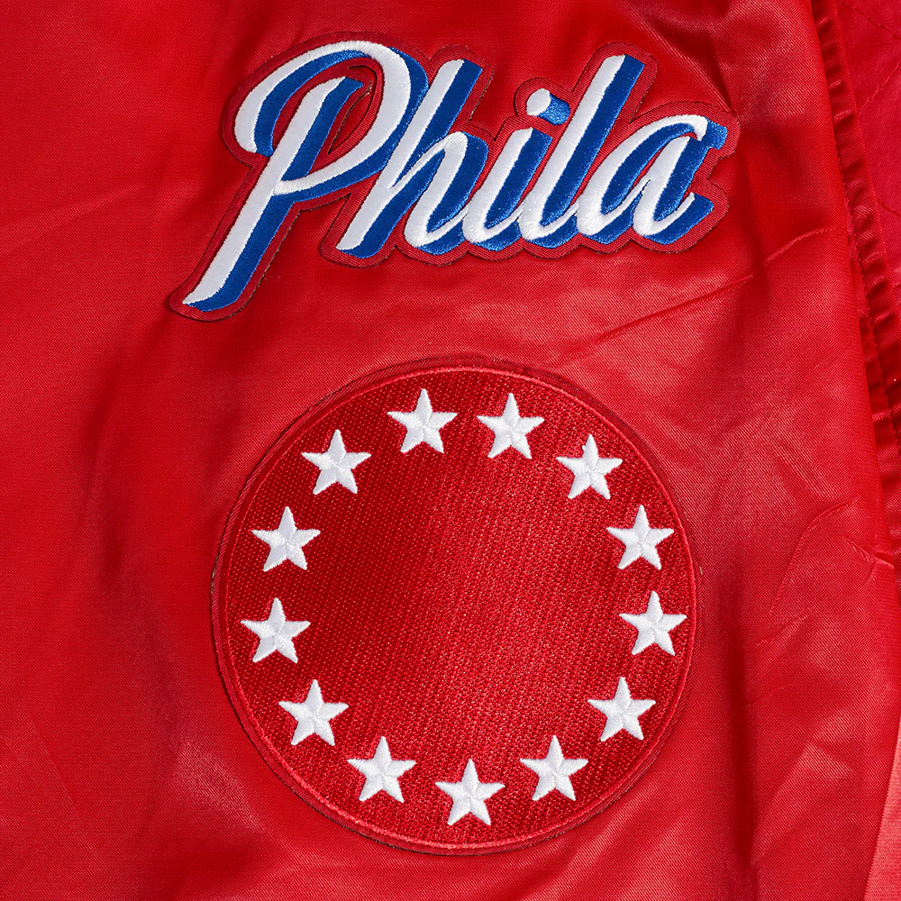 NBA PHILADELPHIA 76ERS OLD ENGLISH MEN'S RIB SATIN JACKET (RED) - Image 7