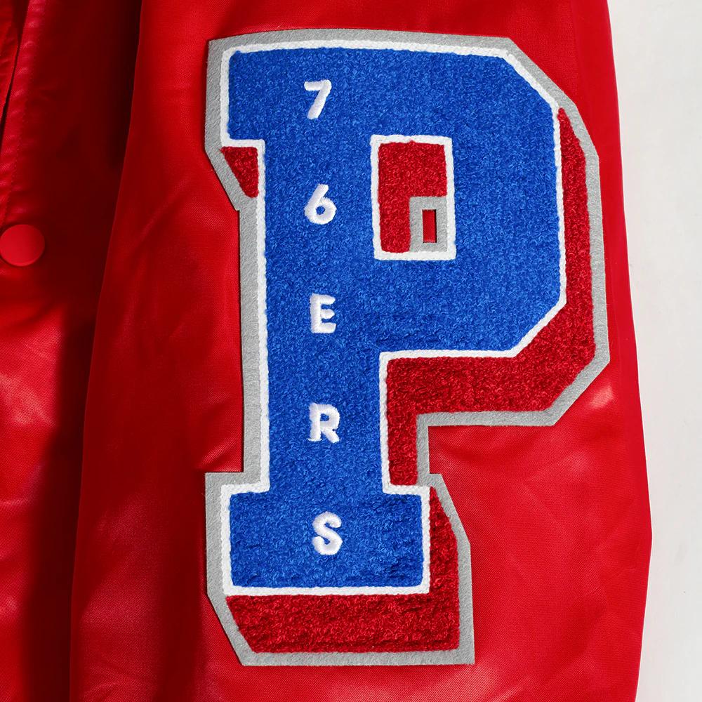 NBA PHILADELPHIA 76ERS OLD ENGLISH MEN'S RIB SATIN JACKET (RED) - Image 8