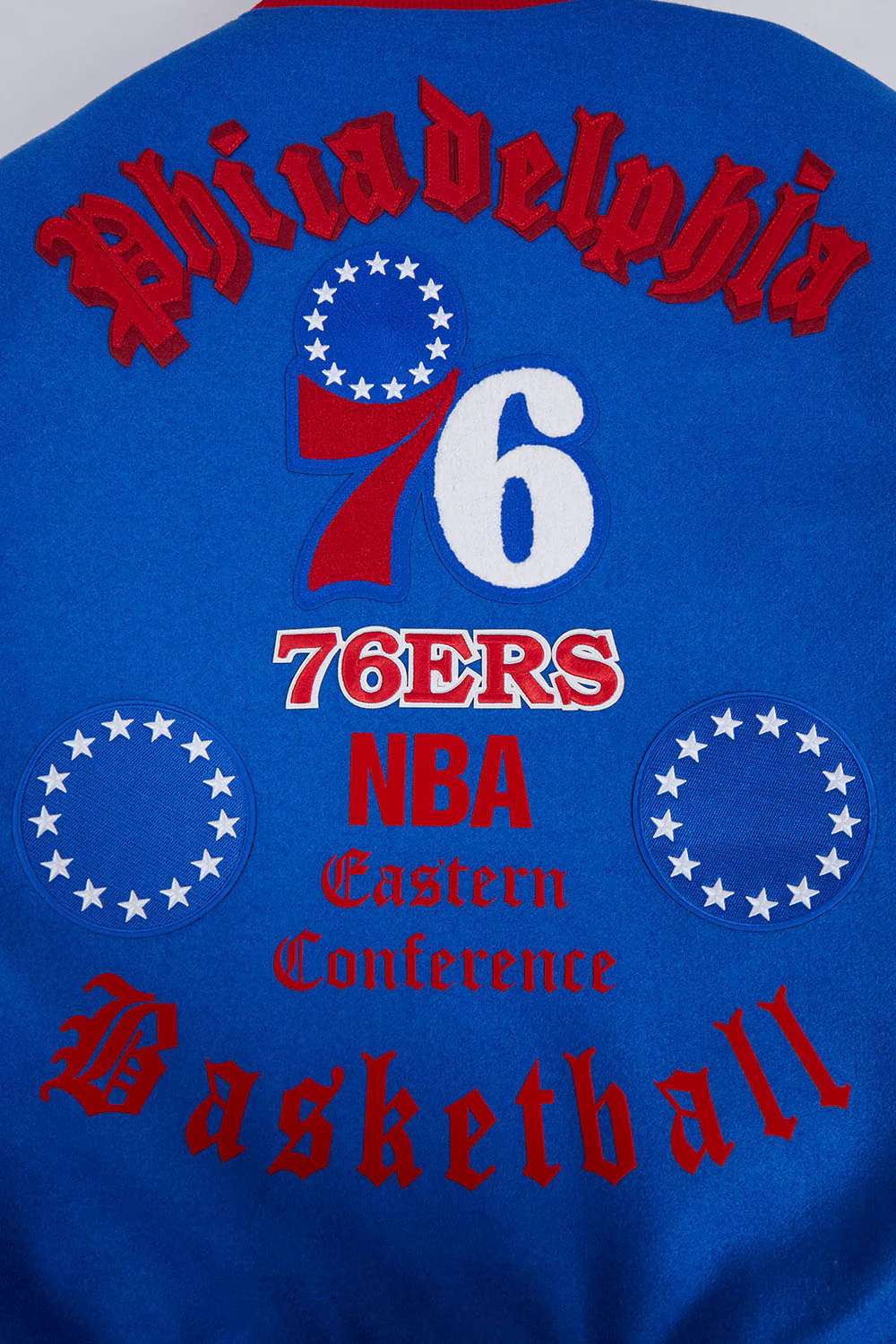 NBA PHILADELPHIA 76ERS OLD ENGLISH MEN'S RIB WOOL VARSITY JACKET (ROYAL BLUE/RED) - Image 9