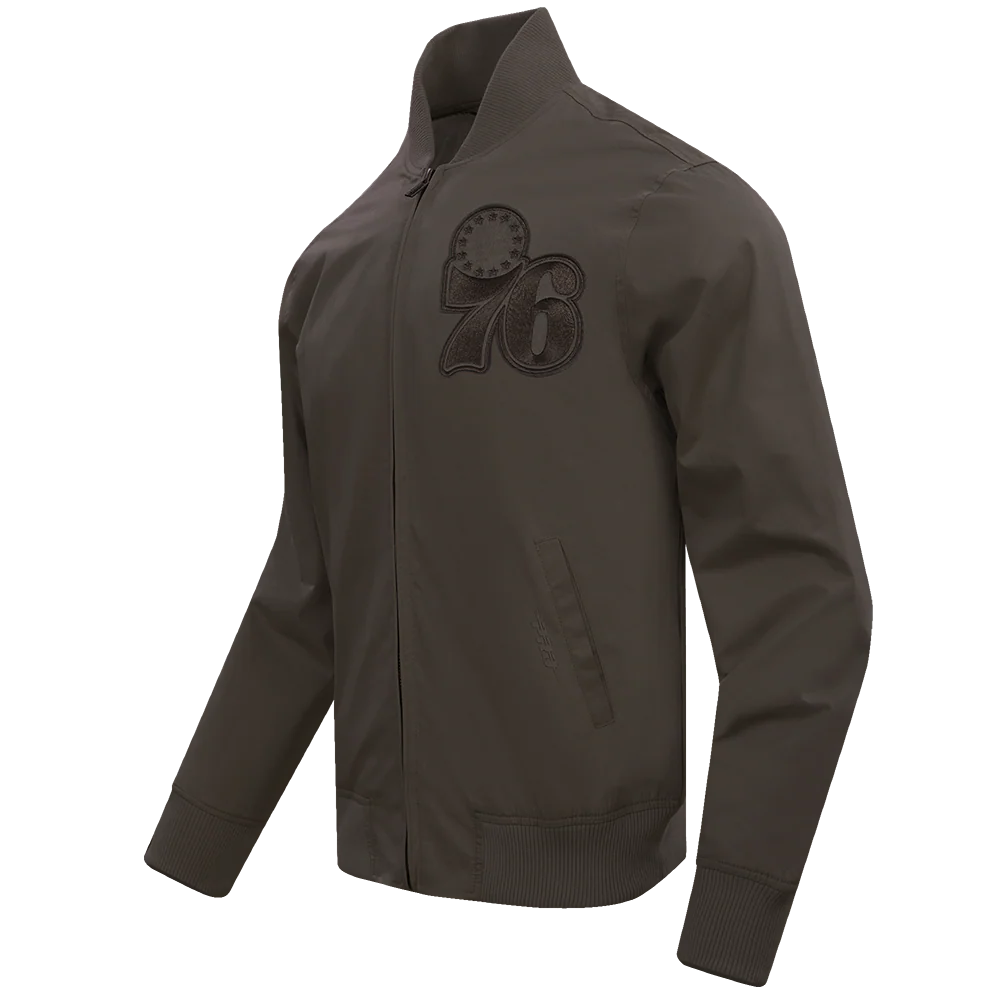 NBA PHILADELPHIA 76ERS NEUTRAL MEN'S TWILL JACKET (DARK TAUPE) - Image 2