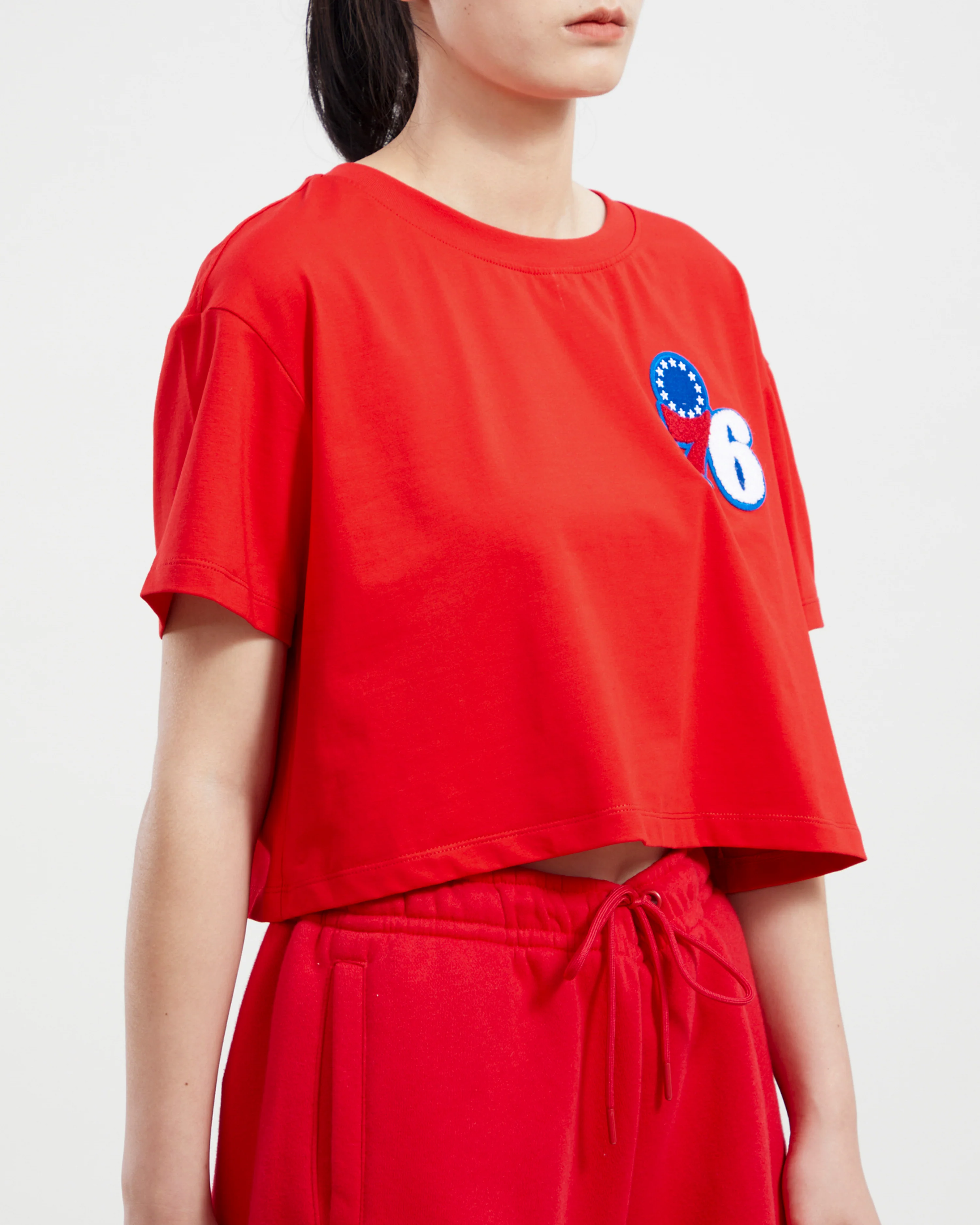 NBA PHILADELPHIA 76ERS CLASSIC WOMEN'S BOXY TEE (RED) - Image 10