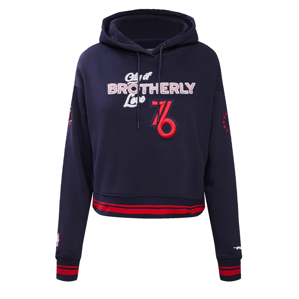 NBA PHILADELPHIA 76ERS CHEST CITY OF BROTHERLY LOVE WOMEN'S RIB CROPPED PULLOVER HOODIE (MIDNIGHT NAVY/RED/MIDNIGHT NAVY)