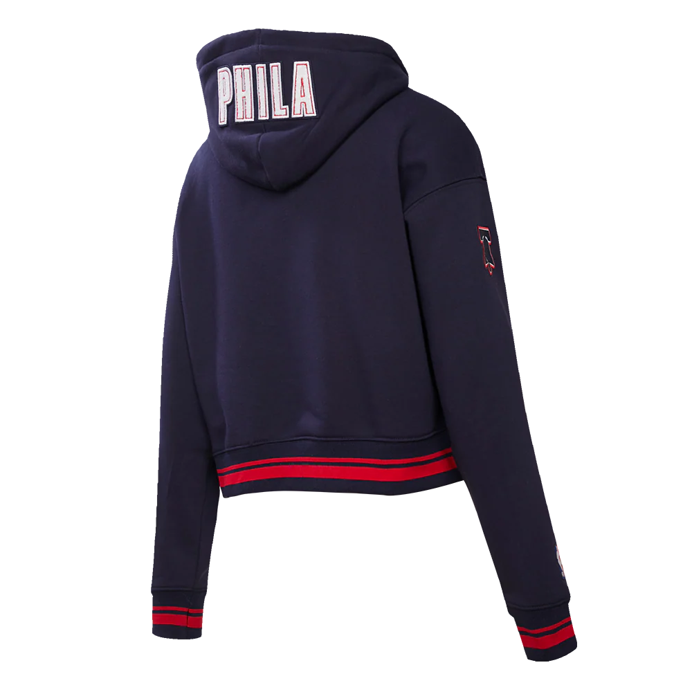 NBA PHILADELPHIA 76ERS CHEST CITY OF BROTHERLY LOVE WOMEN'S RIB CROPPED PULLOVER HOODIE (MIDNIGHT NAVY/RED/MIDNIGHT NAVY) - Image 4