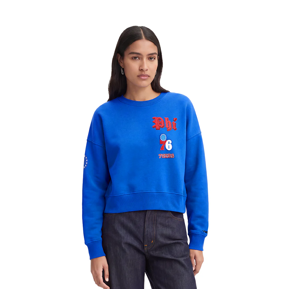 NBA PHILADELPHIA 76ERS OLD ENGLISH WOMEN'S FLC CREWNECK (ROYAL BLUE)