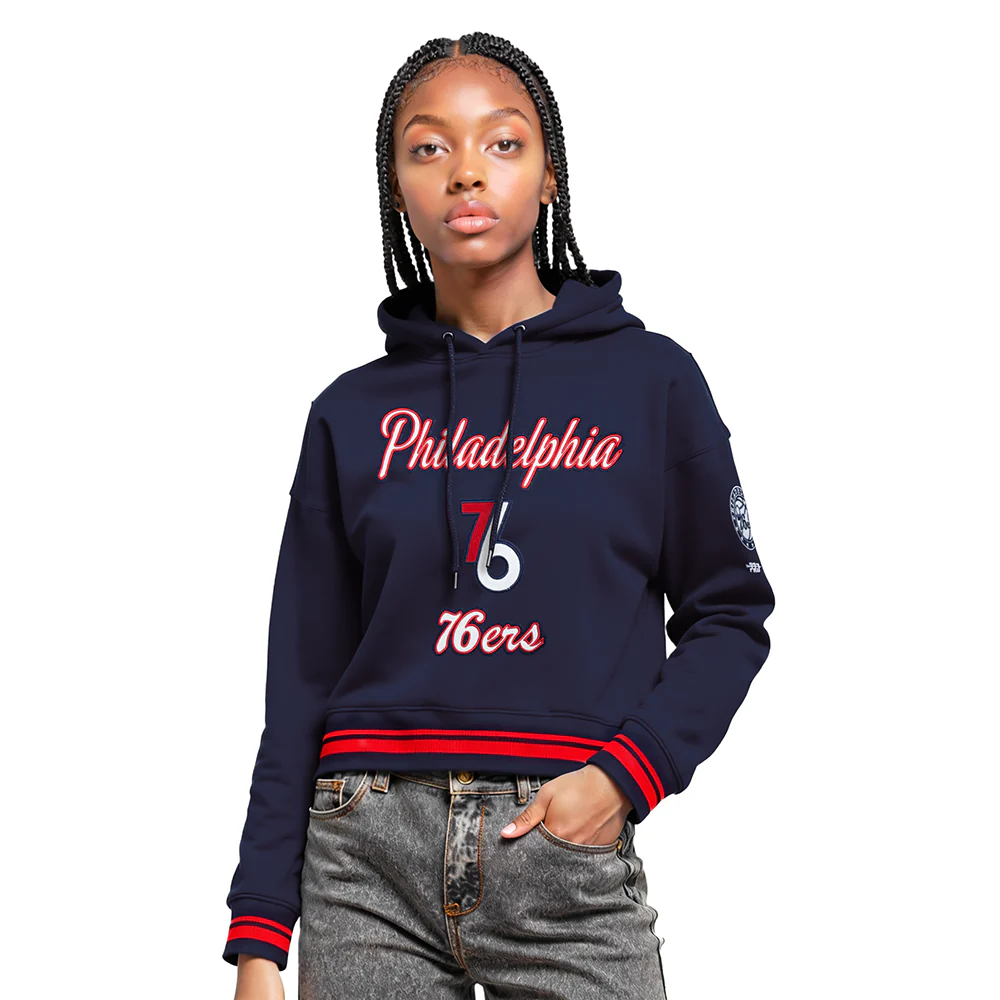 NBA PHILADELPHIA 76ERS CITY EDITION 25-26 WOMEN'S RIB FLC CROPPED PO HOODIE (MIDNIGHT NAVY/RED/MIDNIGHT NAVY)