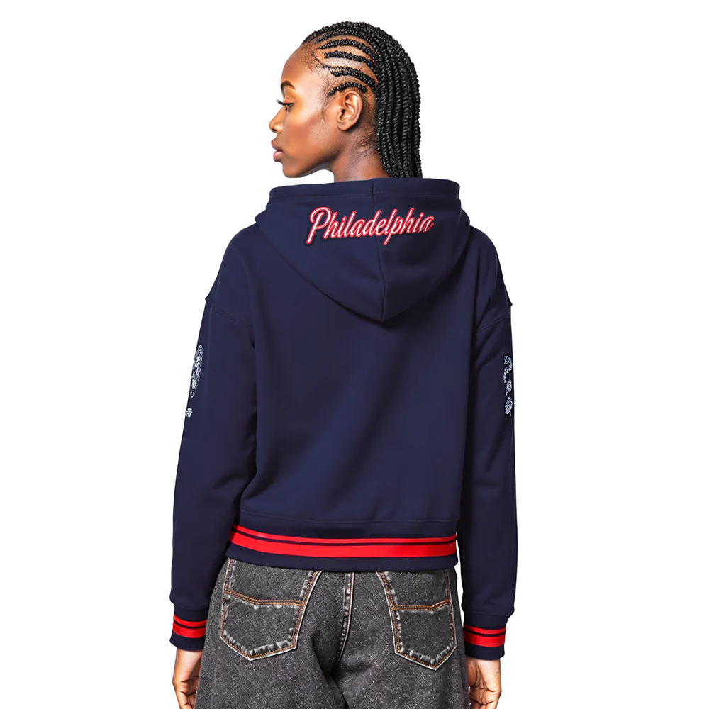 NBA PHILADELPHIA 76ERS CITY EDITION 25-26 WOMEN'S RIB FLC CROPPED PO HOODIE (MIDNIGHT NAVY/RED/MIDNIGHT NAVY) - Image 2