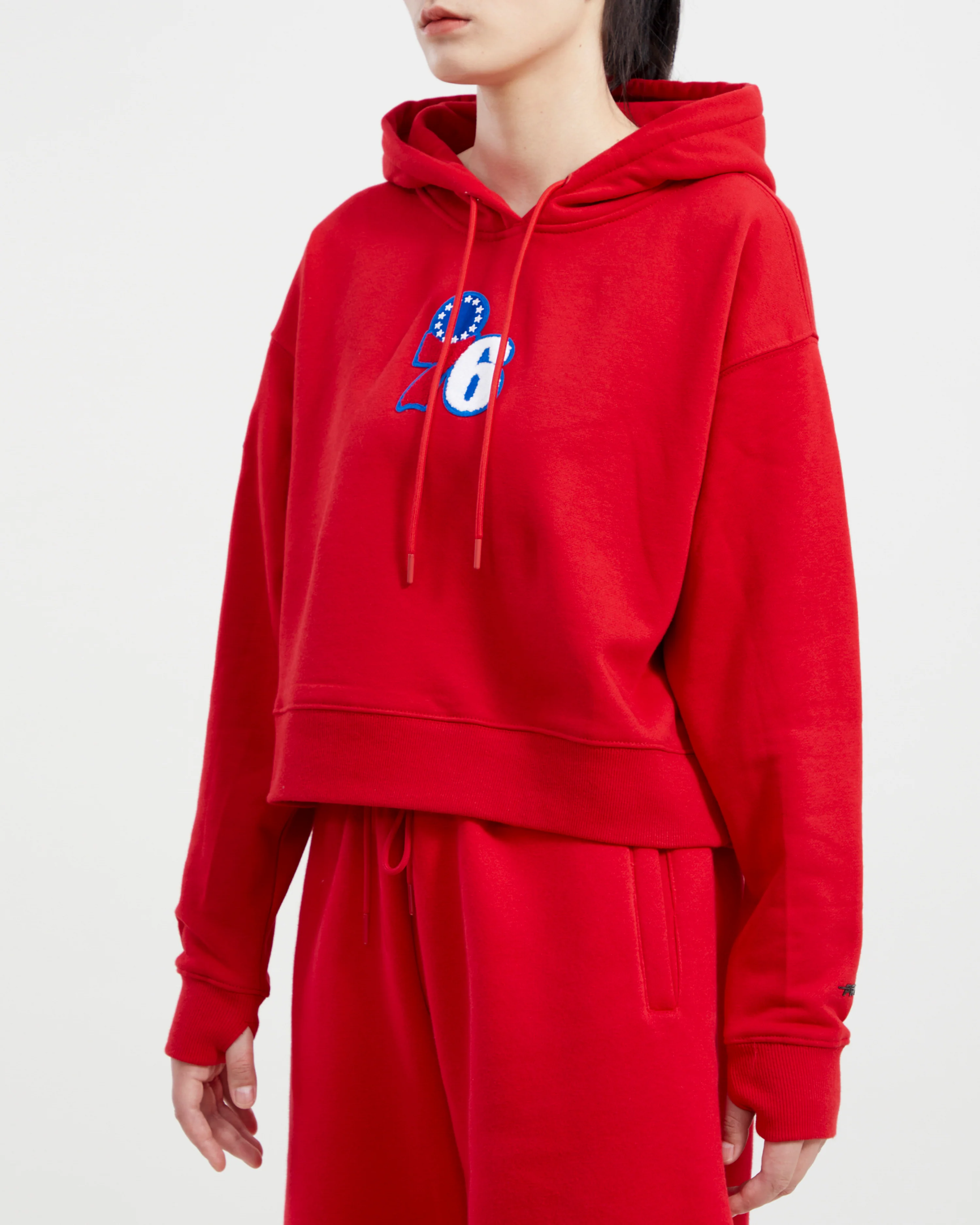 NBA PHILADELPHIA 76ERS CLASSIC WOMEN'S CROPPED PULLOVER HOODIE (RED) - Image 11