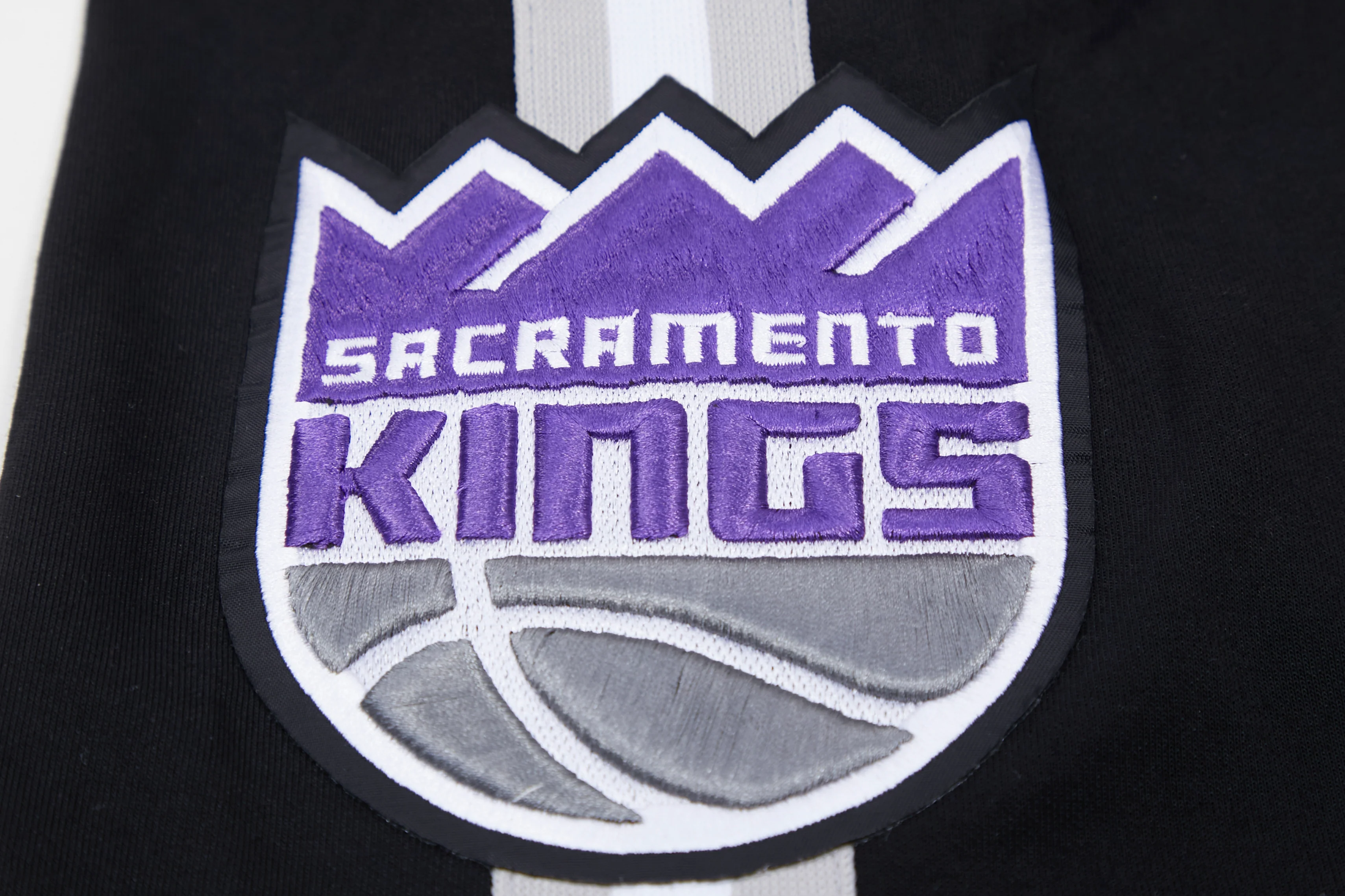 NBA SACRAMENTO KINGS CLASSIC CHENILLE MEN'S SHORT (BLACK) - Image 10