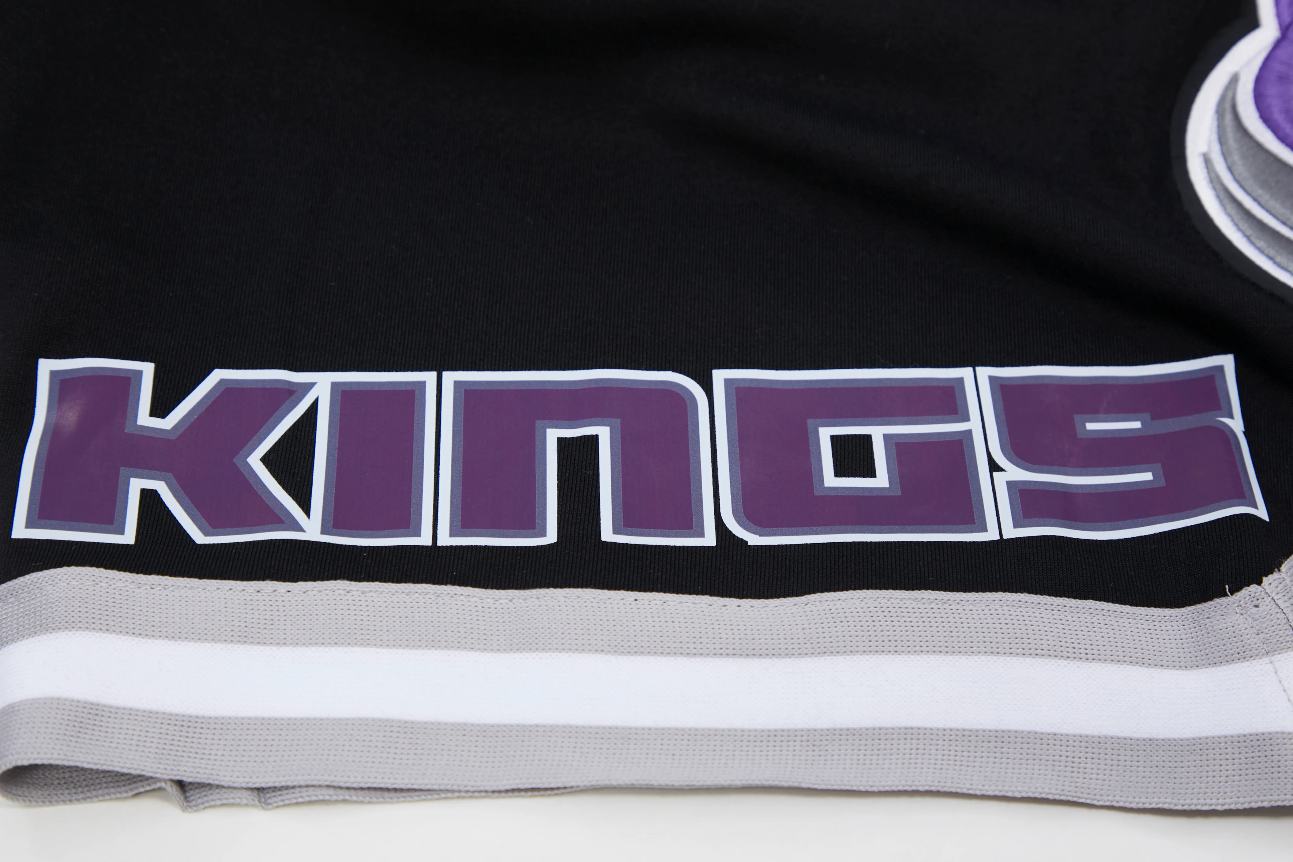 NBA SACRAMENTO KINGS CLASSIC CHENILLE MEN'S SHORT (BLACK) - Image 11