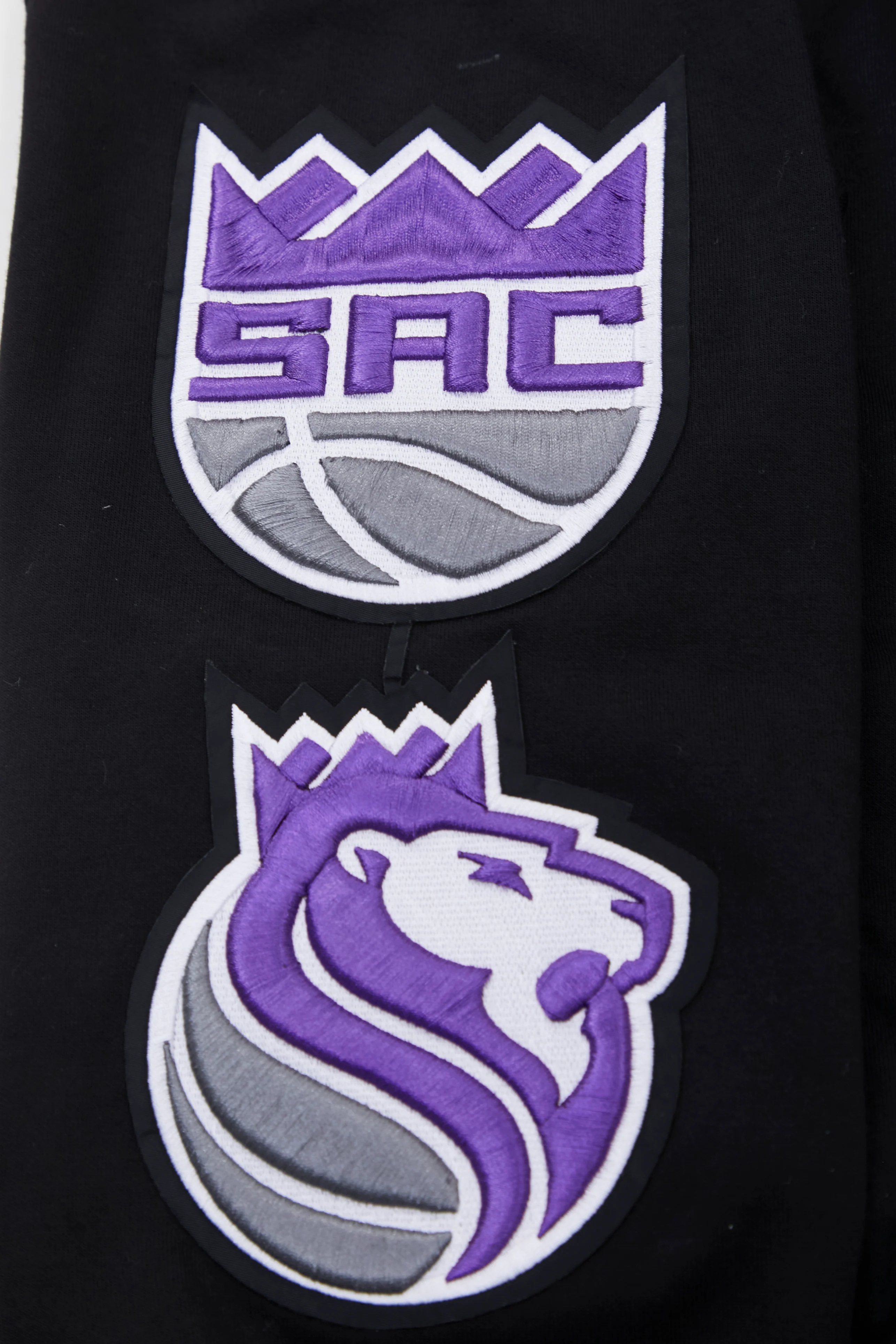 NBA SACRAMENTO KINGS CLASSIC CHENILLE MEN'S FULL ZIP HOODIE (BLACK) - Image 8
