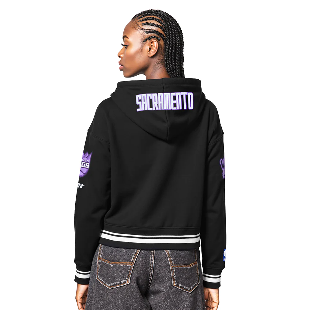 NBA SACRAMENTO KINGS CITY EDITION 25-26 WOMEN'S RIB FLC CROPPED PO HOODIE (BLACK) - Image 2