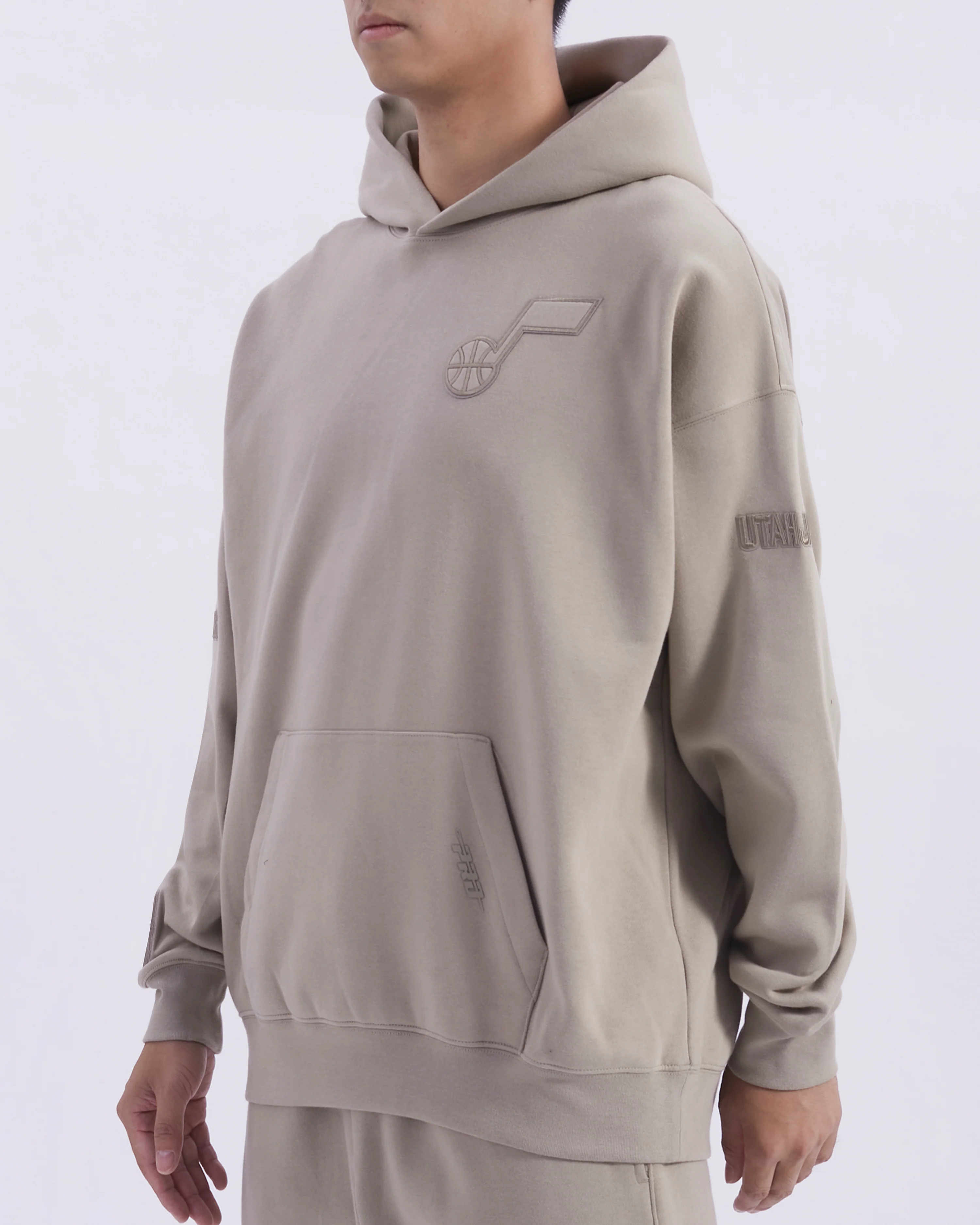 NBA UTAH JAZZ NEUTRAL MEN'S DROP SHOULDER FLC PO HOODIE (TAUPE) - Image 2